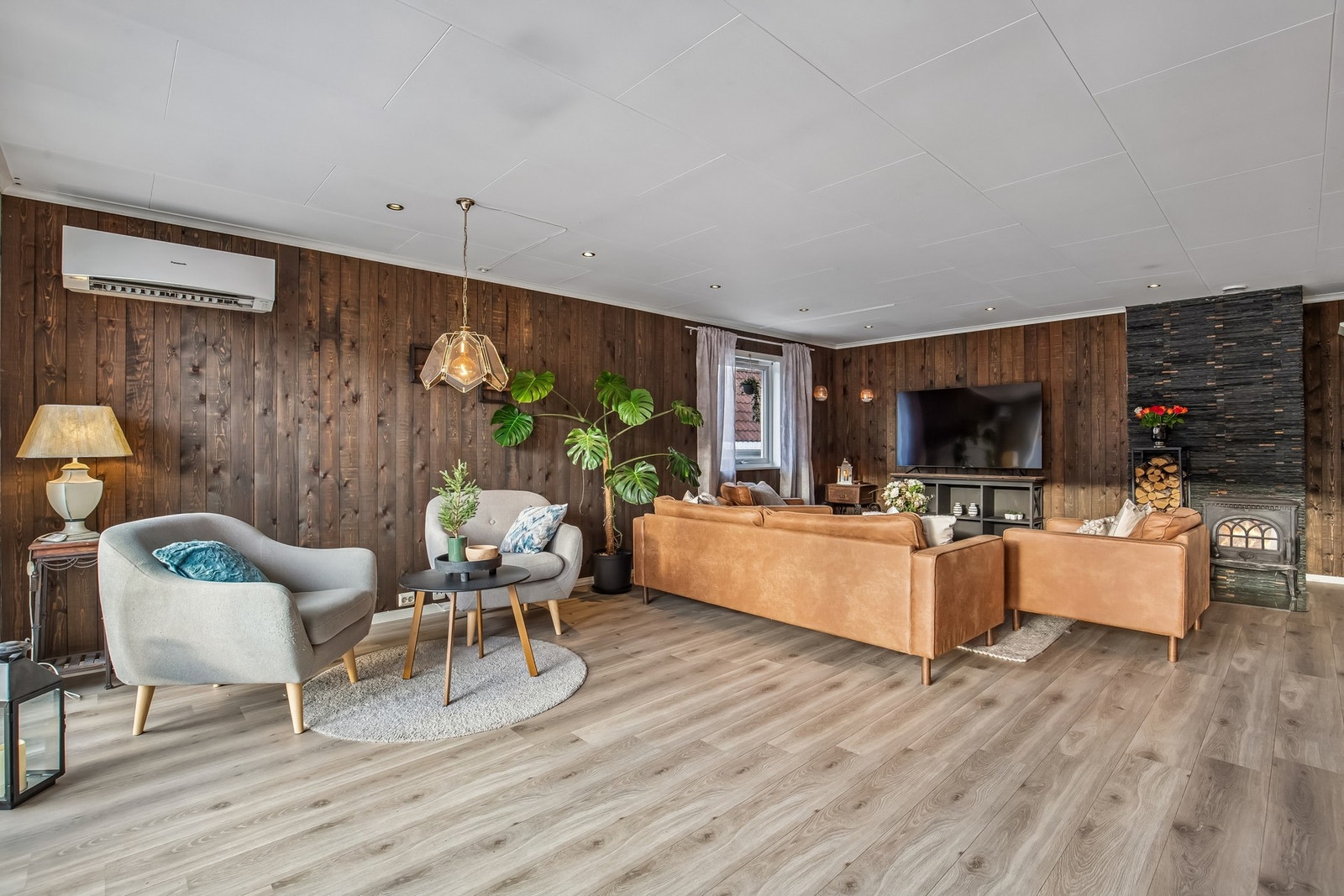 Romslig stue. Det er montert varmepumpe på stuen. Galleribilde