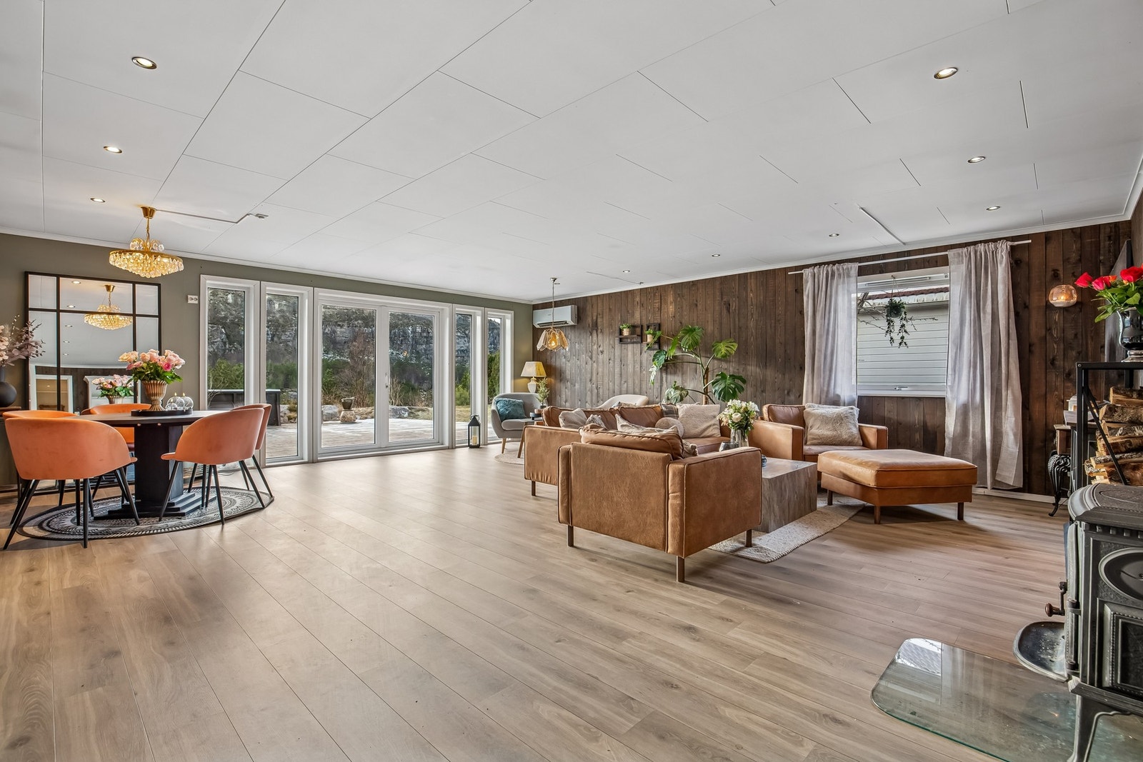 God plass til flere sittegrupper Galleribilde