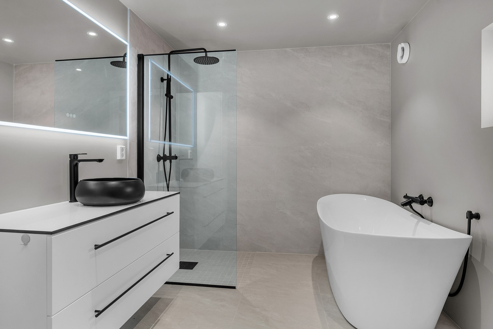 Boligen har gjennomgående god standard, med kvalitet på innredninger, overflater og løsninger Galleribilde