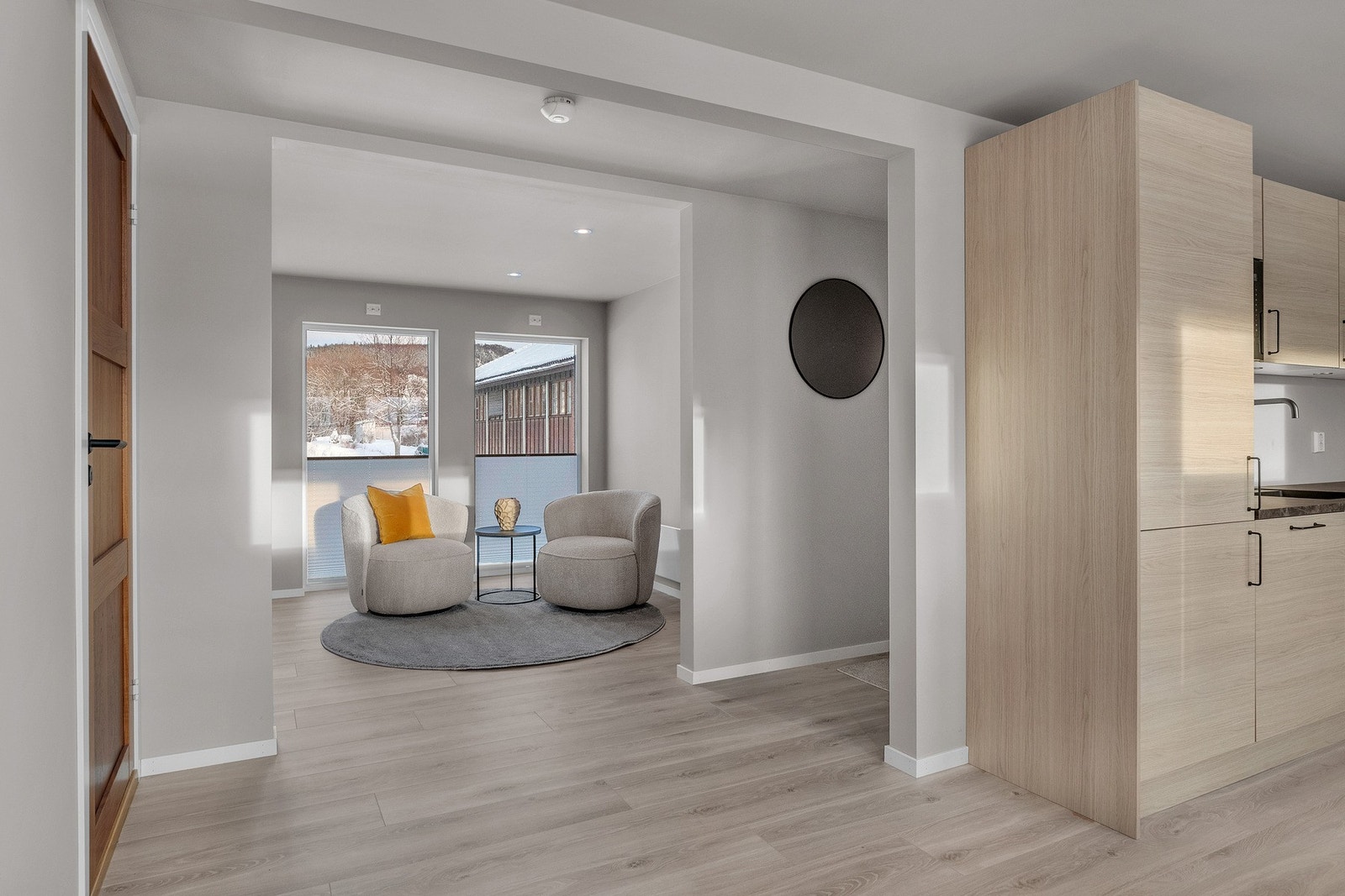 1. etasje består av vindfang, stue og kjøkken, gang, bad og vaskerom Galleribilde