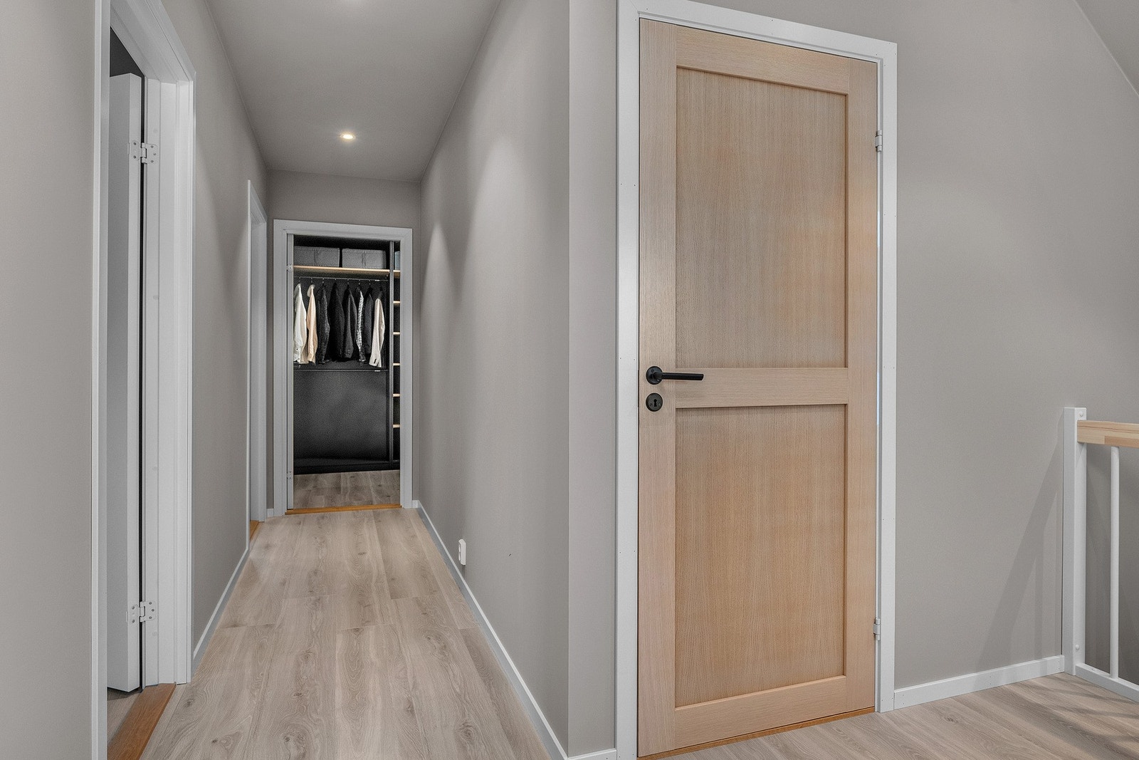 2. etasje inneholder hall med trapp, 3 soverom og garderoberom Galleribilde