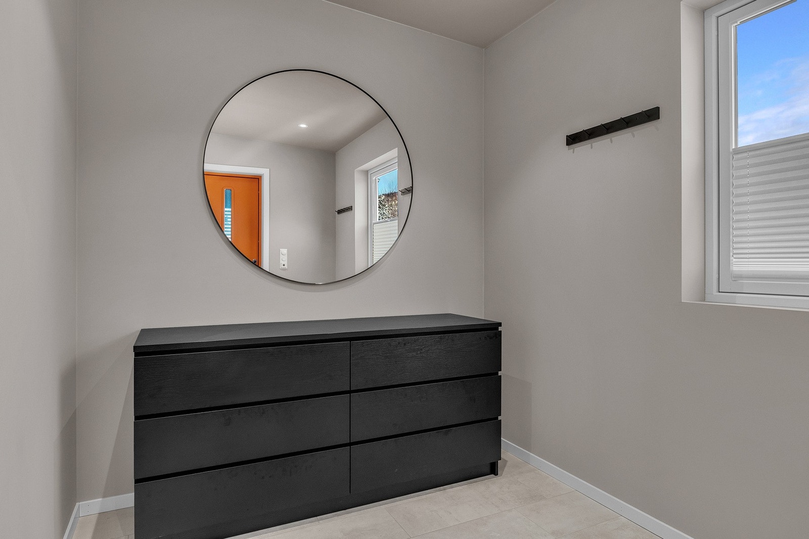 Her har du god plass for klesoppheng og oppbevaring Galleribilde