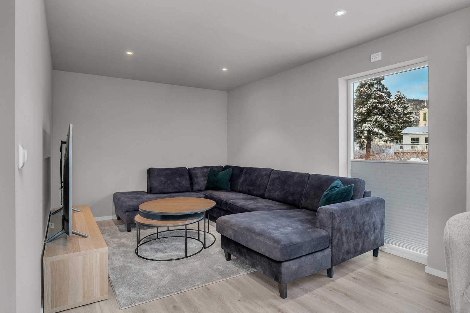 Stue med spotbelysning i tak Galleribilde