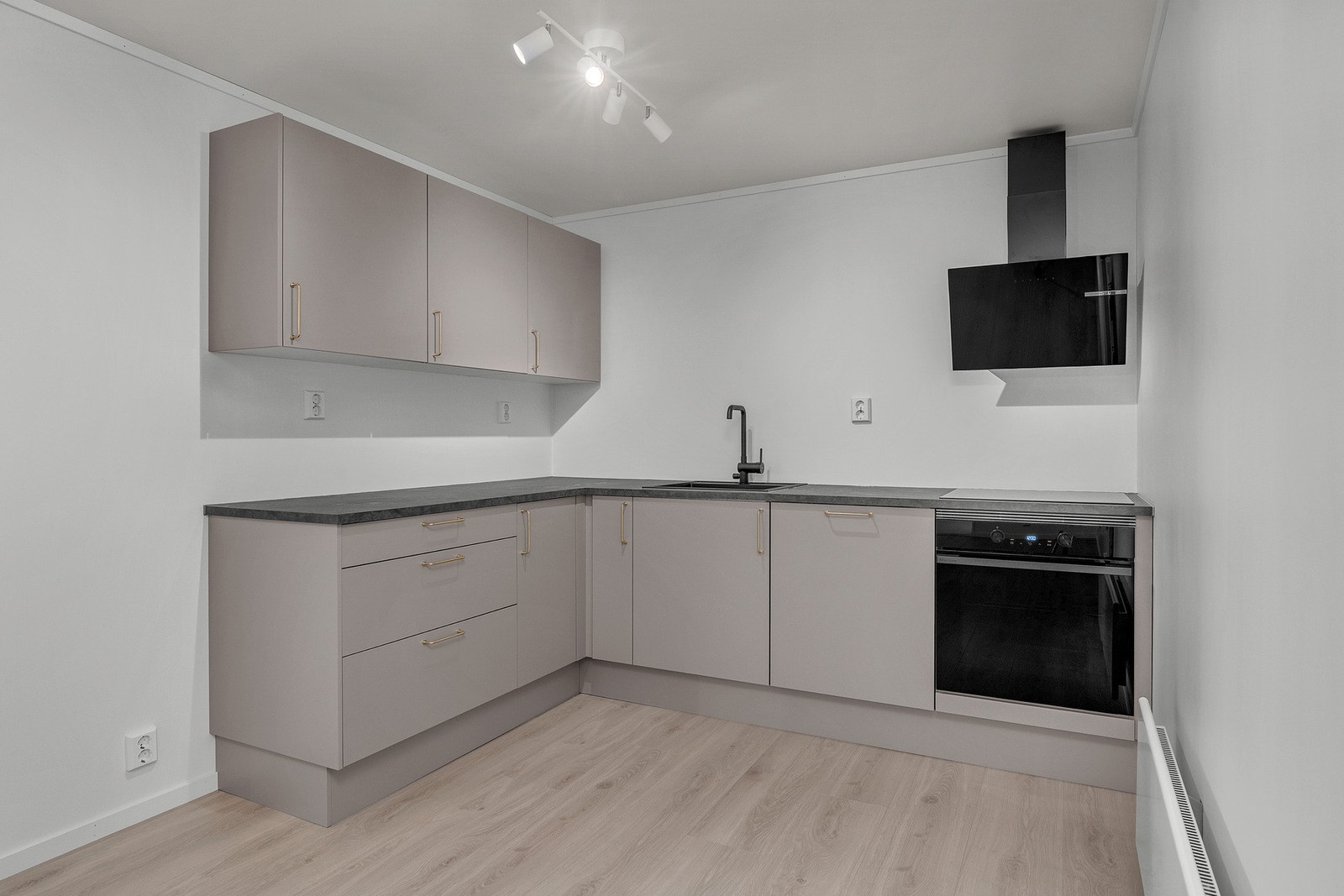 Flott kjøkken med god skap- og benkeplass, samt integrerte hvitevarer Galleribilde