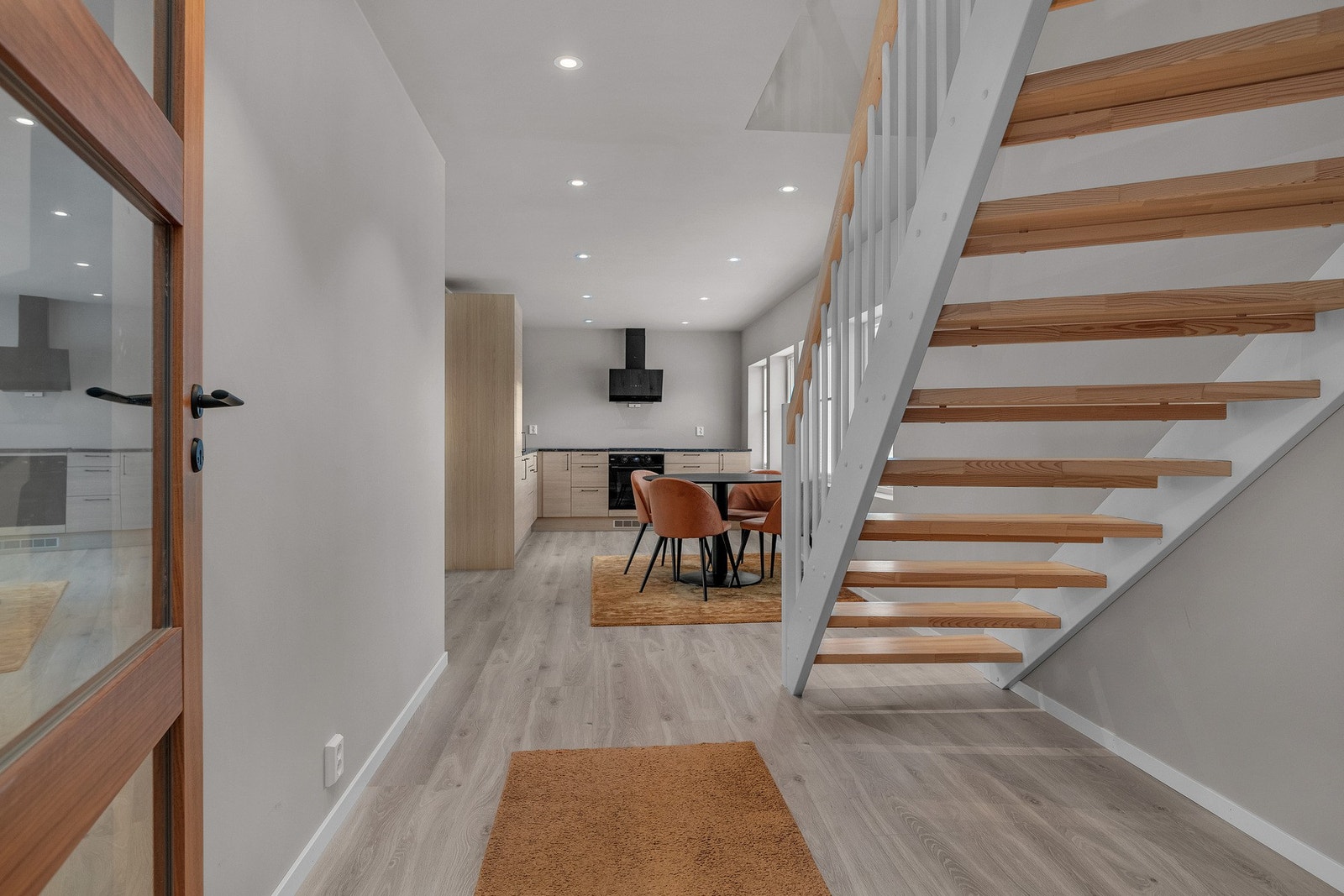 Lyst og luftig med spotbelysning i tak Galleribilde