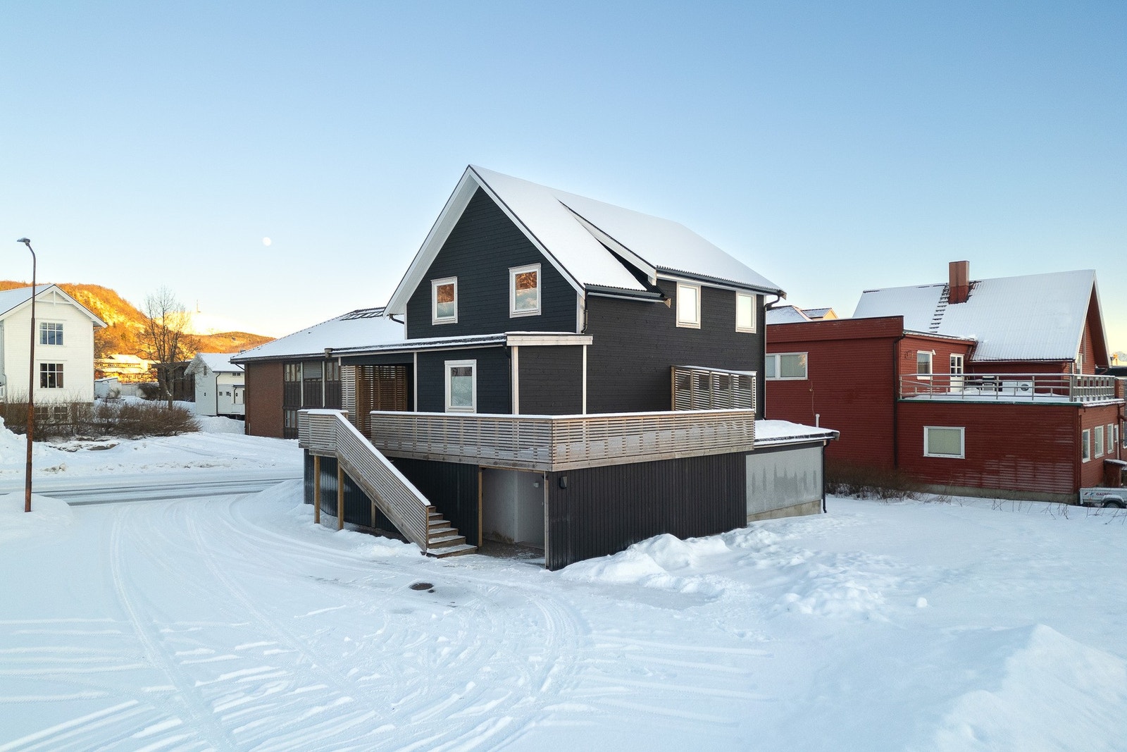 Eiendommen har stor gårdsplass, tilnærmet klargjort for bygging av garasje - Elbillader på vegg Galleribilde