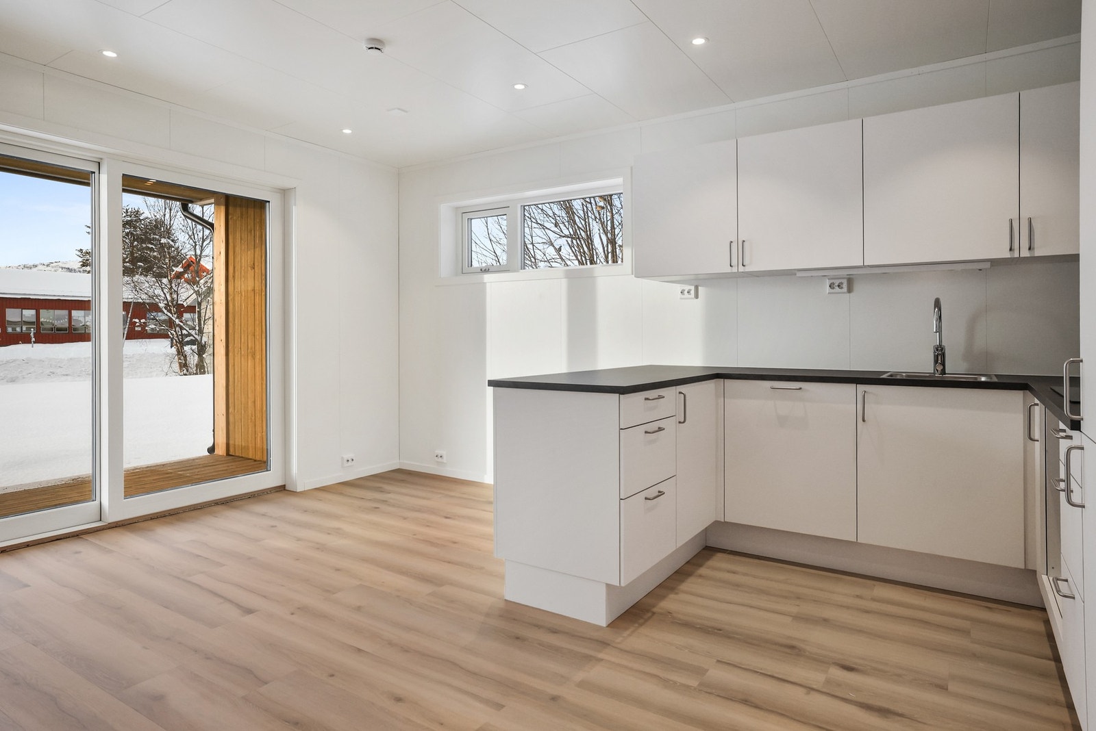 Kjøkken og stue i åpen løsning (Det gjøres oppmerksom på at noe arbeid gjensto da bildene ble tatt) Galleribilde