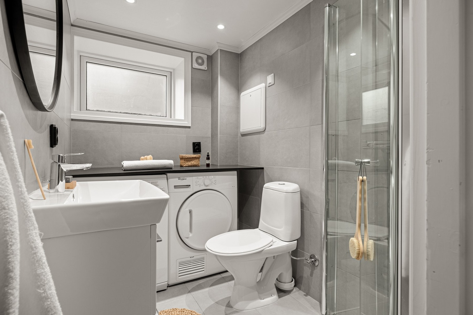 Fint helfliset bad med varme i gulv. Galleribilde