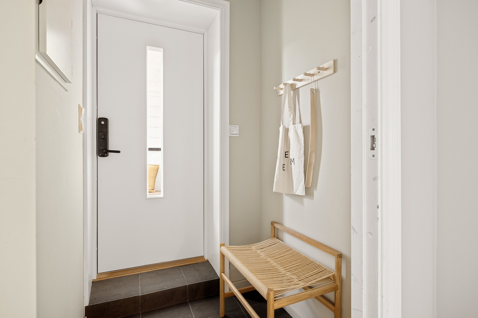 Leiligheten har egen inngang. Galleribilde