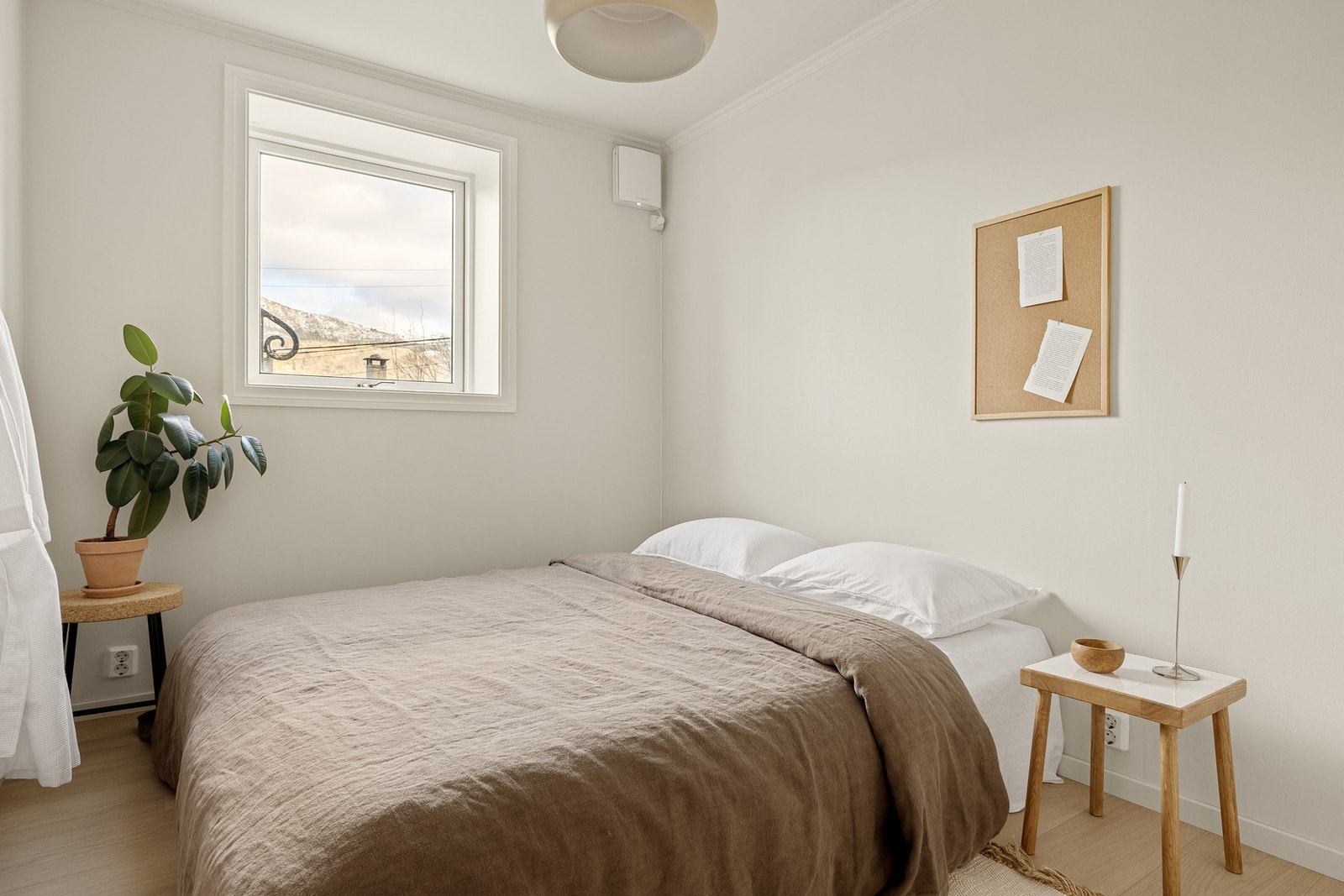 Fint hovedsoverom som måler 7,6 kvm. Galleribilde