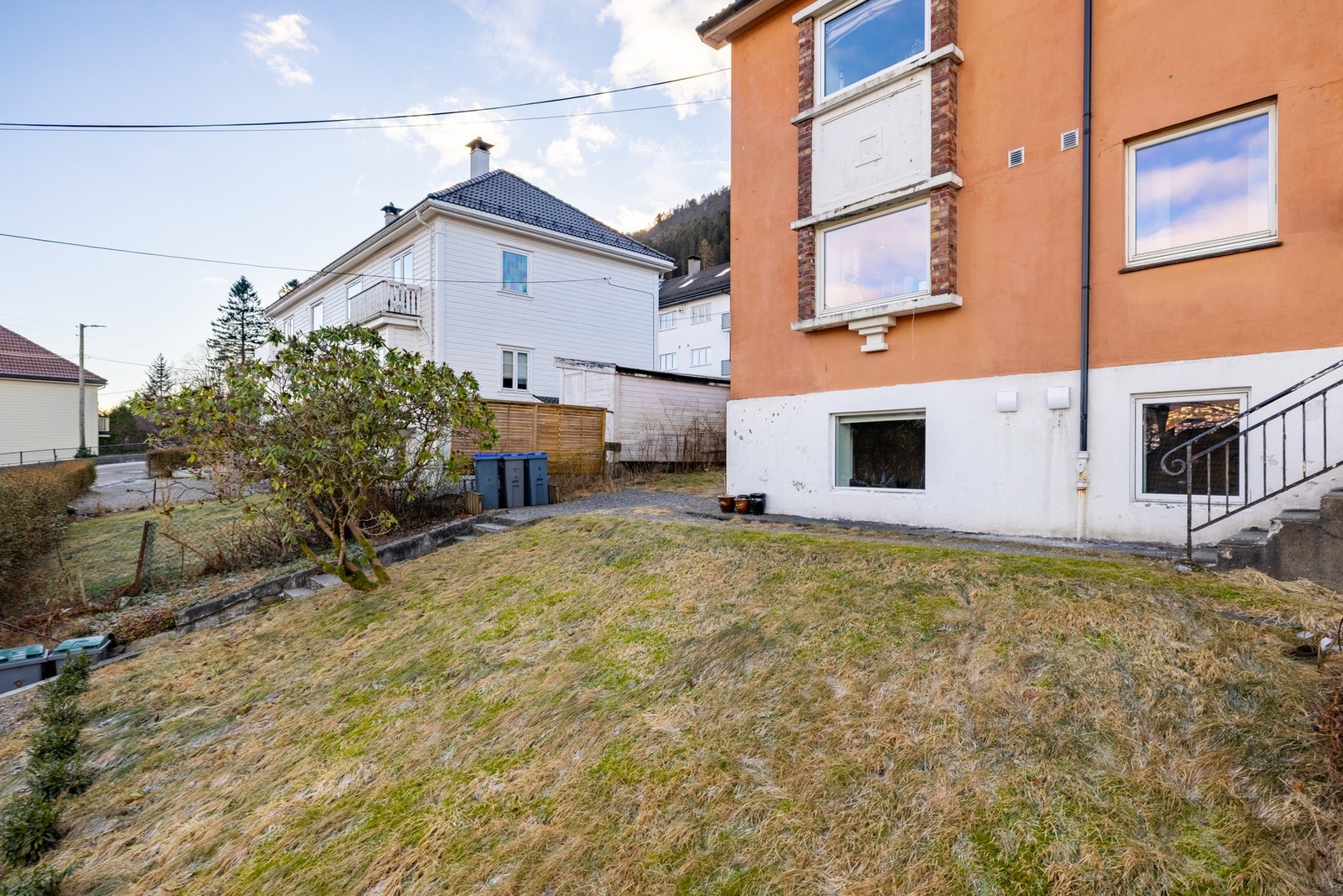 Uteområdet er opparbeidet med grøntareal og flere terrasser. Galleribilde