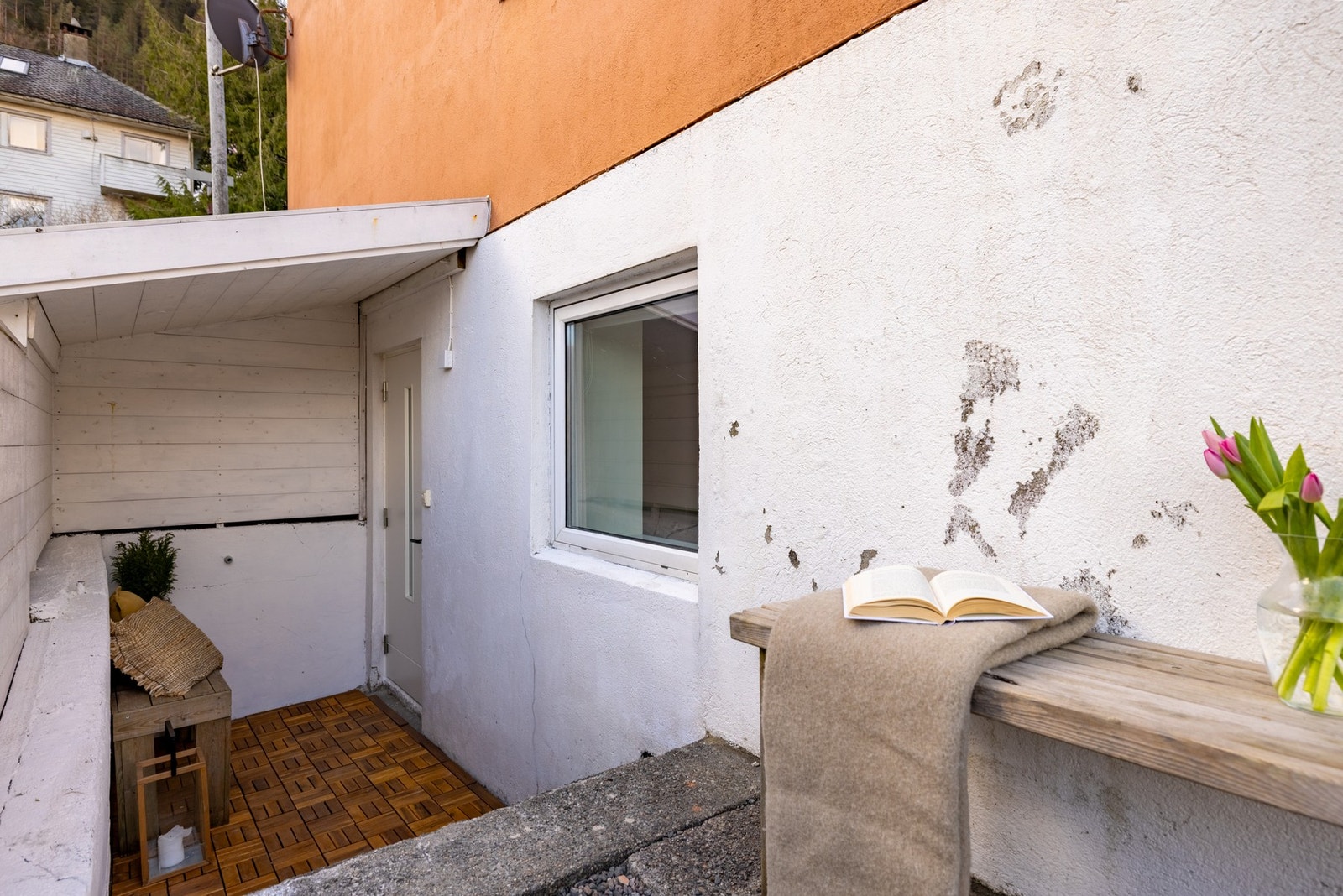 Trivelig overbygget inngangsparti. Galleribilde