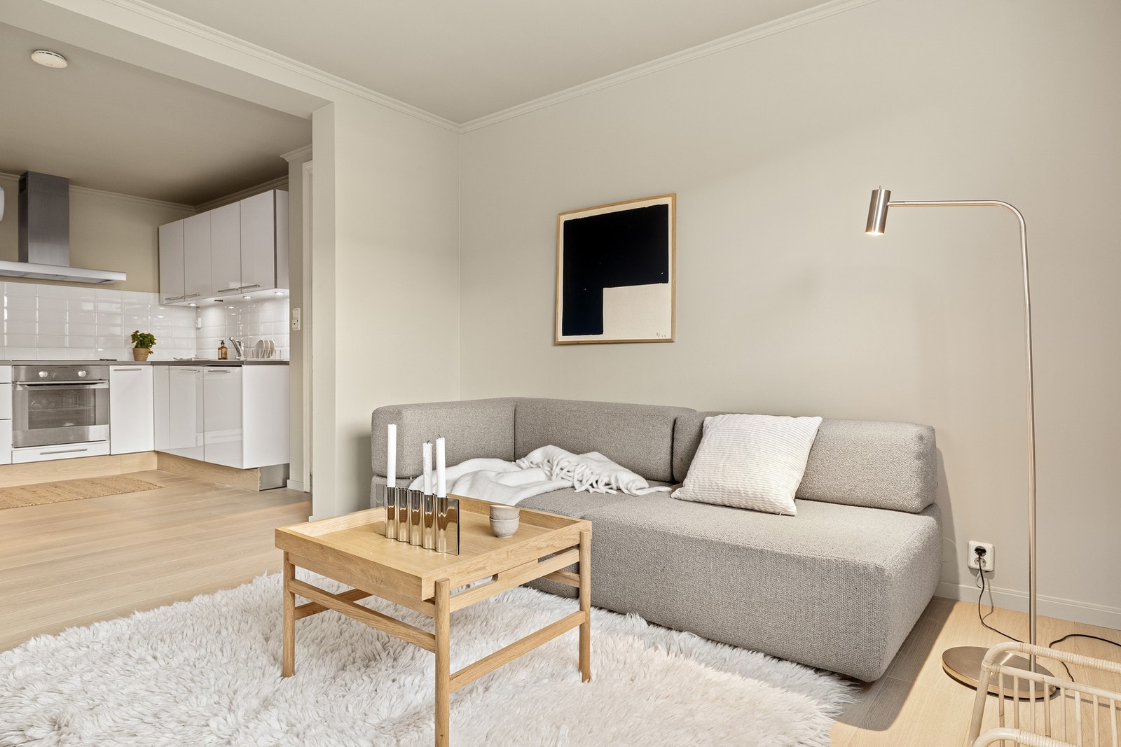 Åpen stue og kjøkkenløsning som måler til sammen 25,8 kvm. Galleribilde