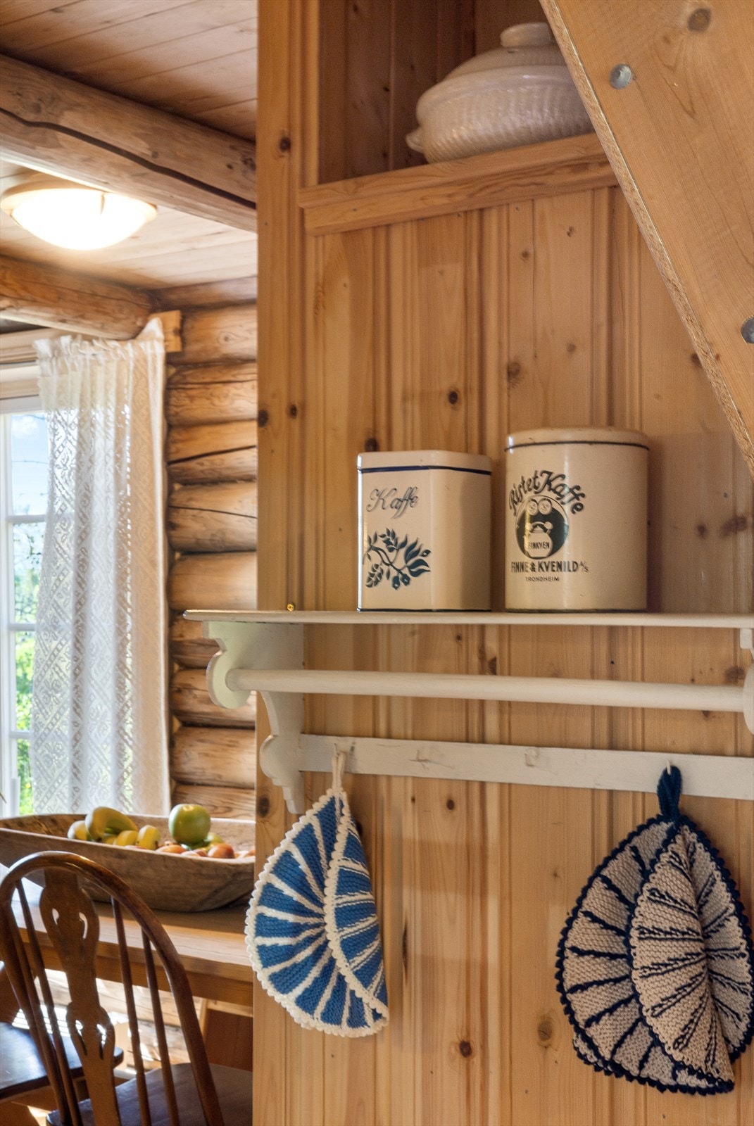Gjennomgående i hytta finner du retro interiør som står godt i stil med tømmerhytta. Galleribilde