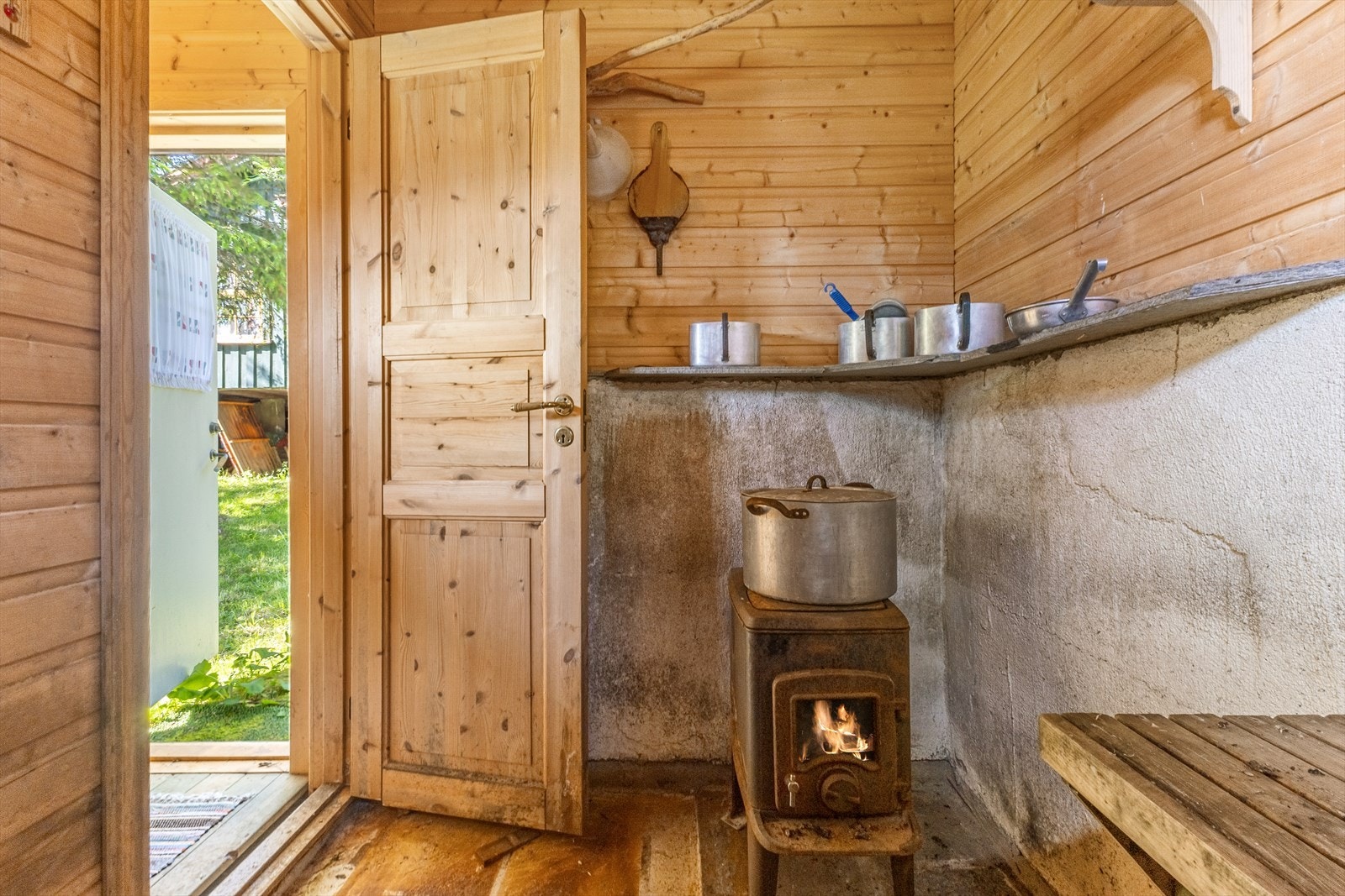 Her kommer vi inn i ett av uthusene. Galleribilde