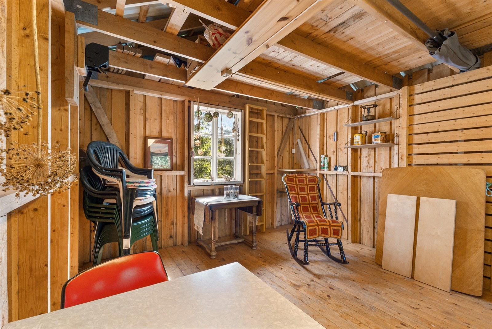 Her har du "sommerstue" og en garasje for båt (deler av garasjen har lav himling, og dermed ikke måleverdig areal). Galleribilde