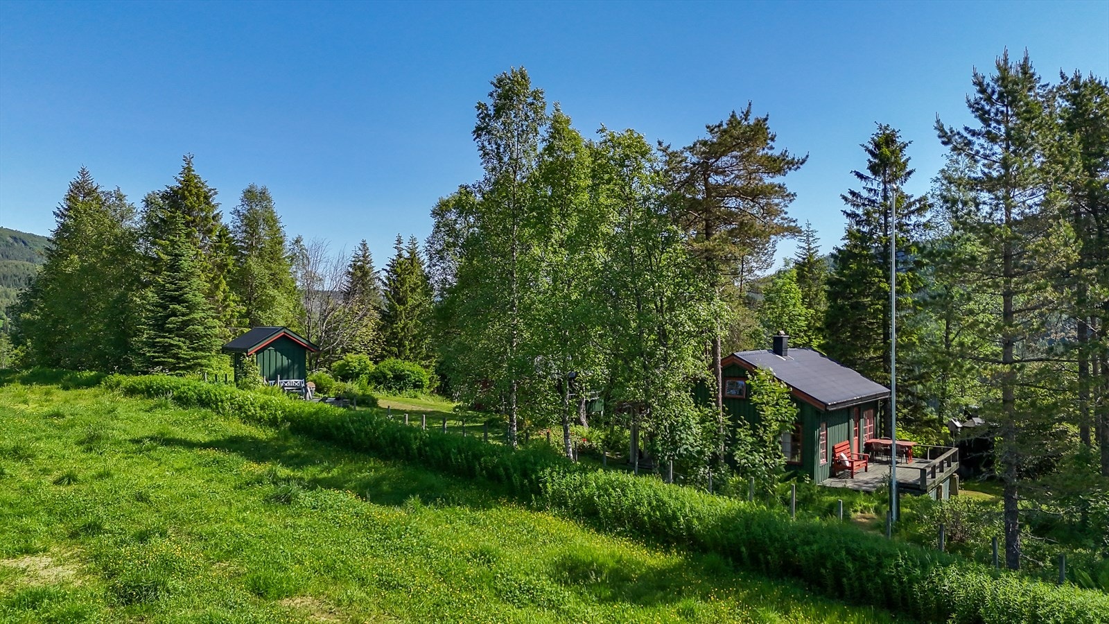 Det er kjørevei helt frem til hytta og eiendommen ligger kun ca. 4,3 km fra dagligvarebutikk i Utskarpen. Galleribilde