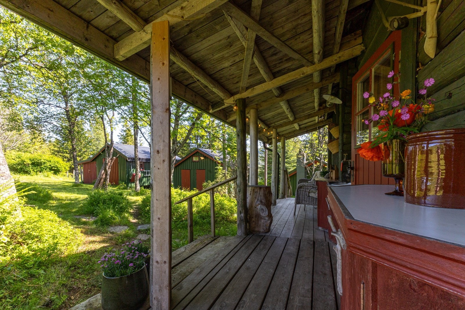 La oss ta turen ut og se på de andre bygningene som befinner seg på eiendommen. Galleribilde