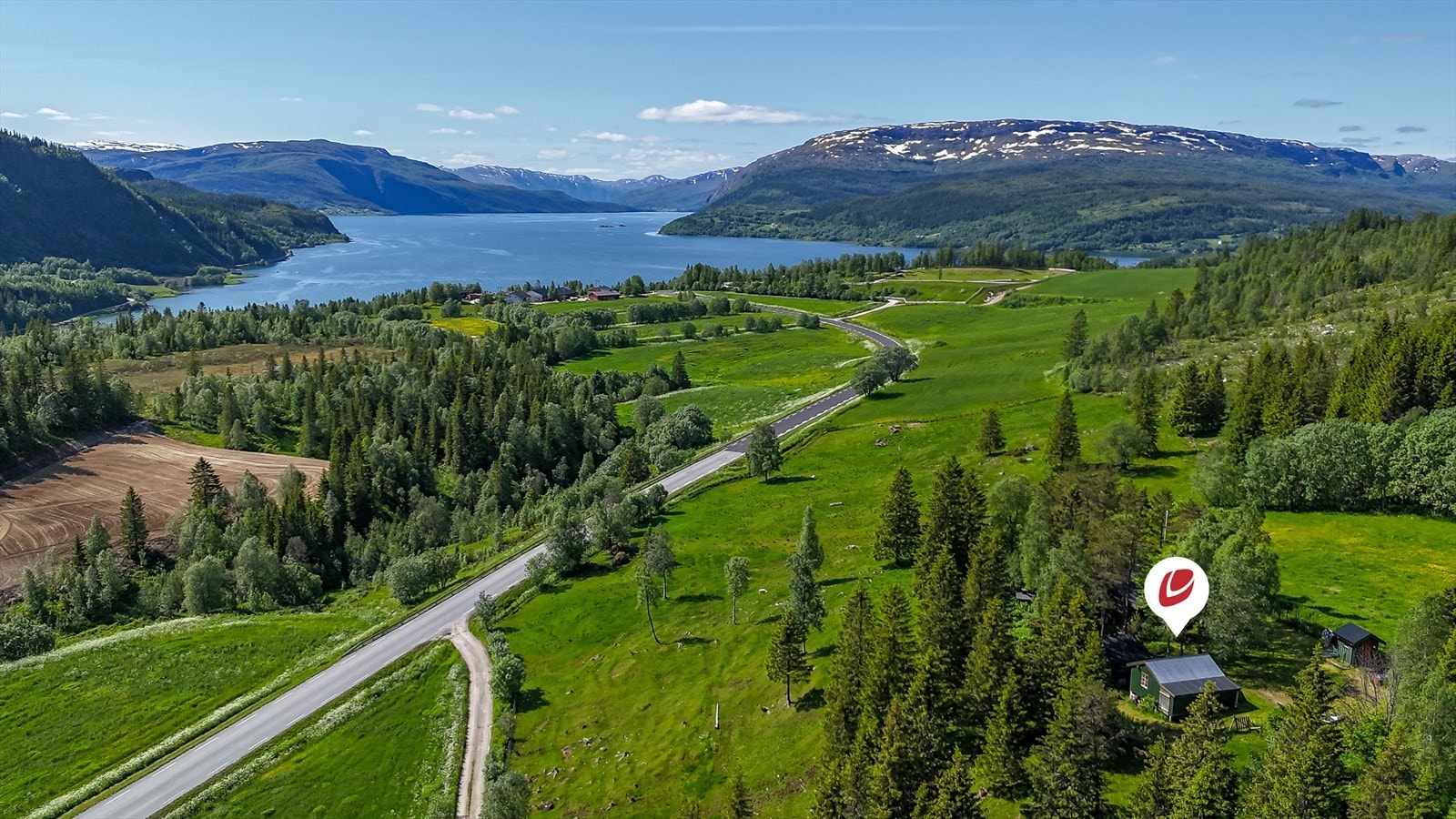 Eiendomsmegler Norge v/Eiendomsmegler MNEF Tomi Christian Johansen, presenterer en sjarmerende fritidseiendom i Utskarpen! Galleribilde