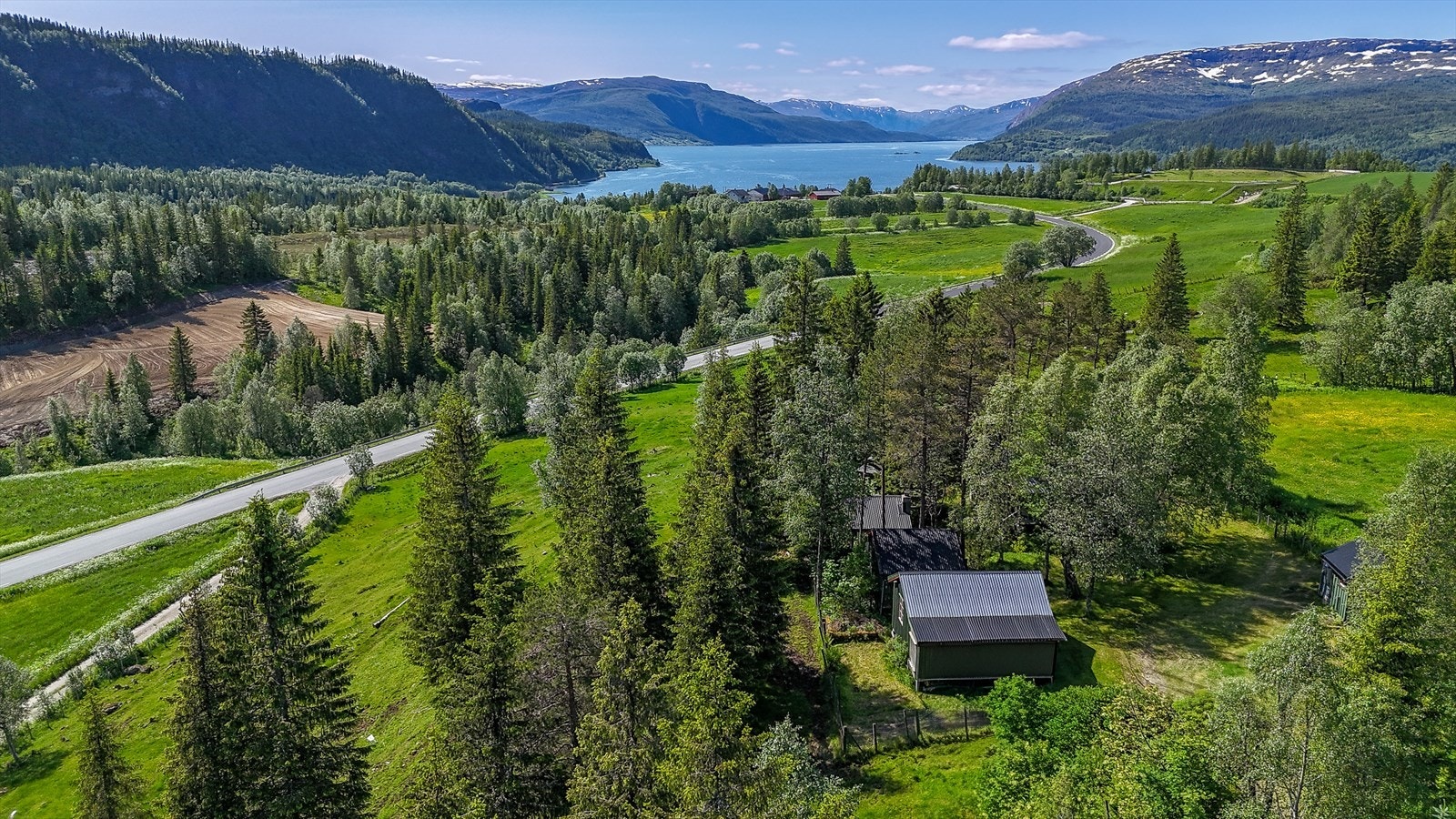 Eiendommen ligger 81 m.o.h. og er kun en halvtimes kjøretur fra sentrum av Mo i Rana. Galleribilde