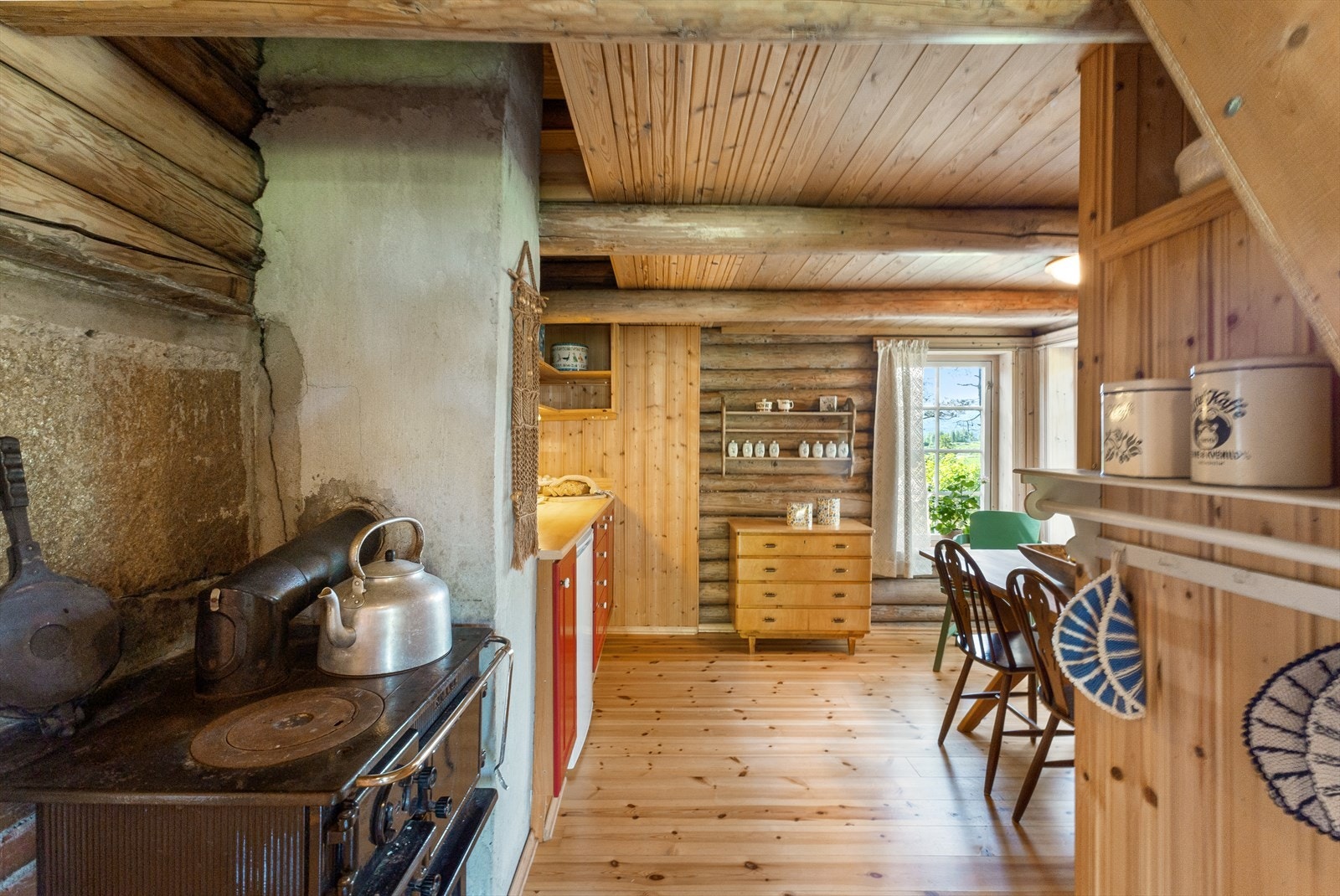 Når du kommer inn døra har du kjøkkenet rett frem, der man kan bruke den kombinerte vedovn/ovn for å lage bla. den viktigste drikken tidlig morgen, nemlig kaffe! Galleribilde