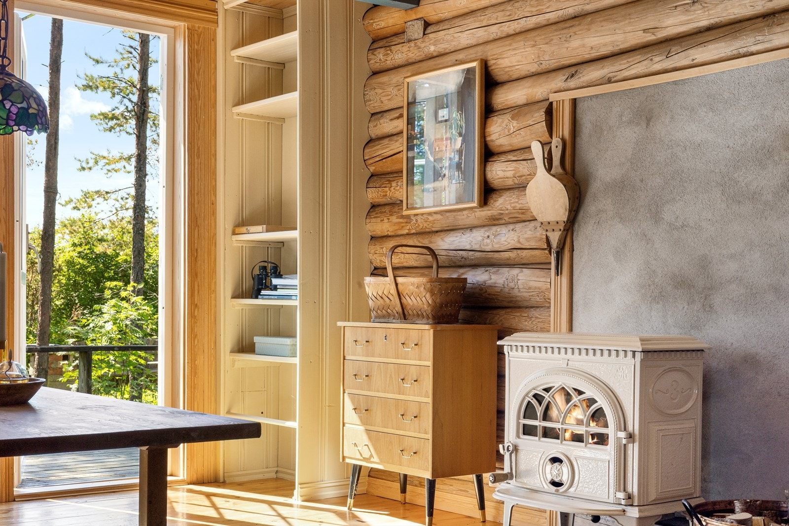 Her er det også en vedovn som gir god varme på kjølige dager. Galleribilde