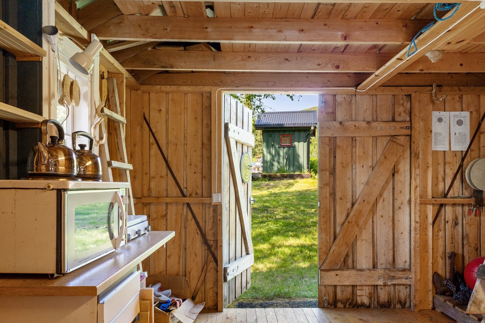 Videre tar vi turen inn i det andre uthuset. Galleribilde