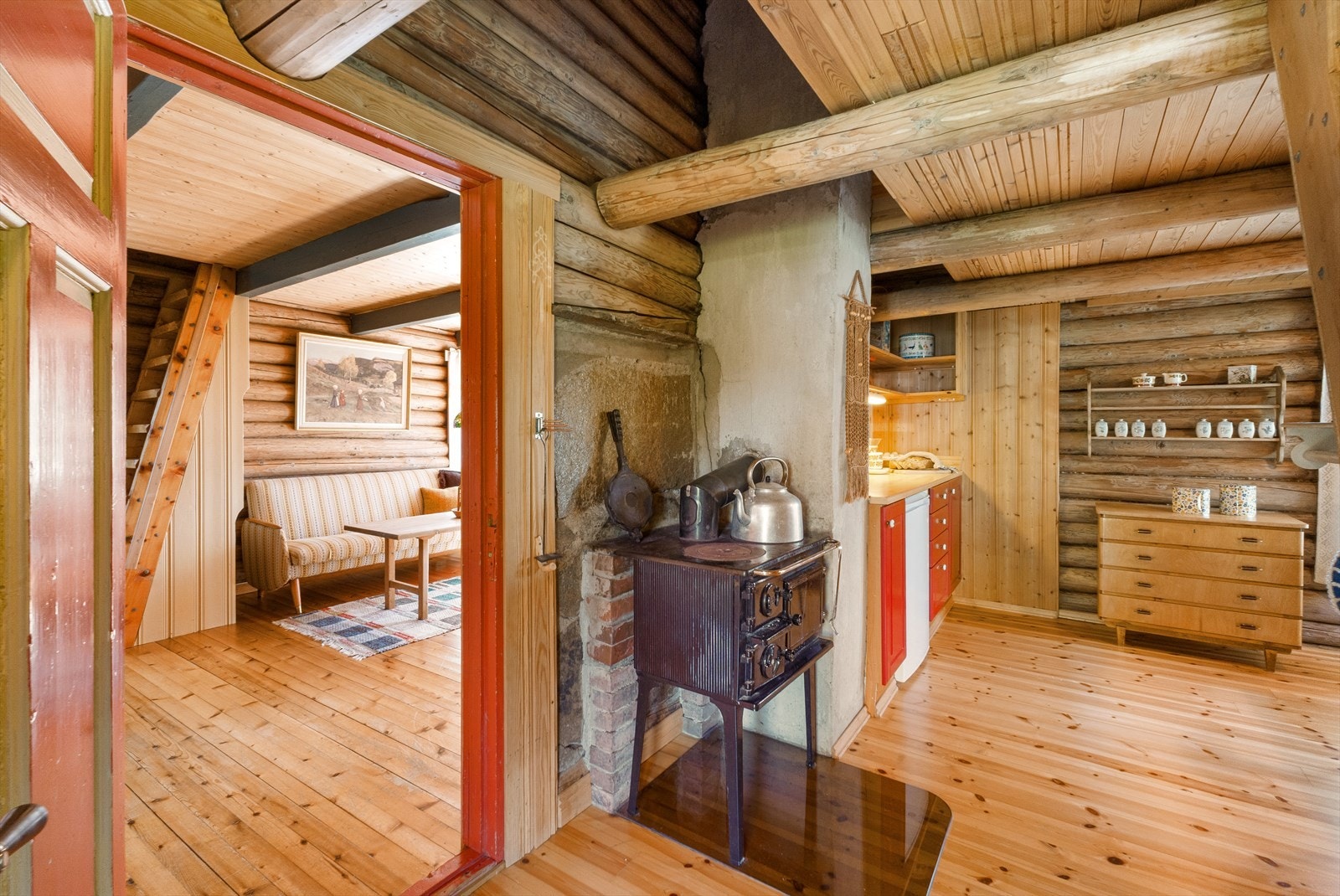 Videre tar vi turen inn til "stuedelen" av hytta. Galleribilde