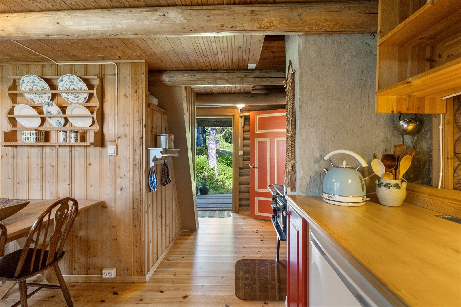 Rustikk, innbydende stil er gjennomgående på eiendommen. Galleribilde