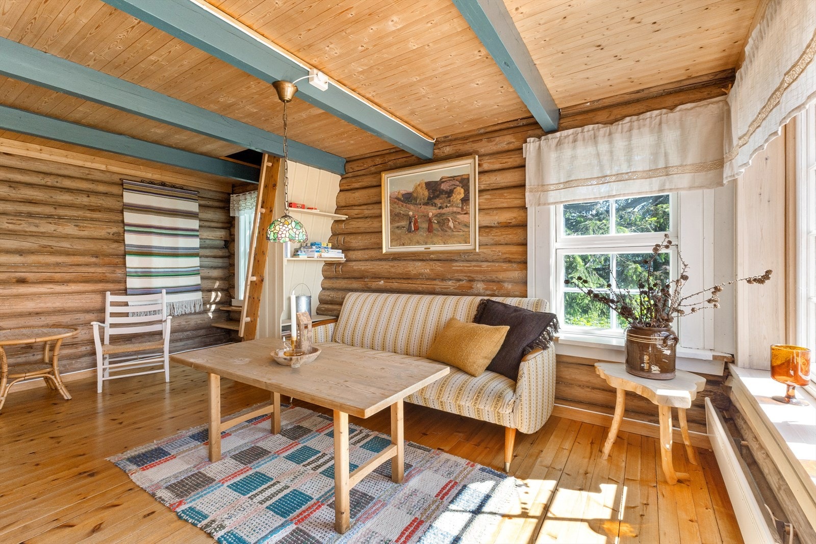 Stuen har mange vinduer som gir godt med innslipp av naturlig lys. Galleribilde