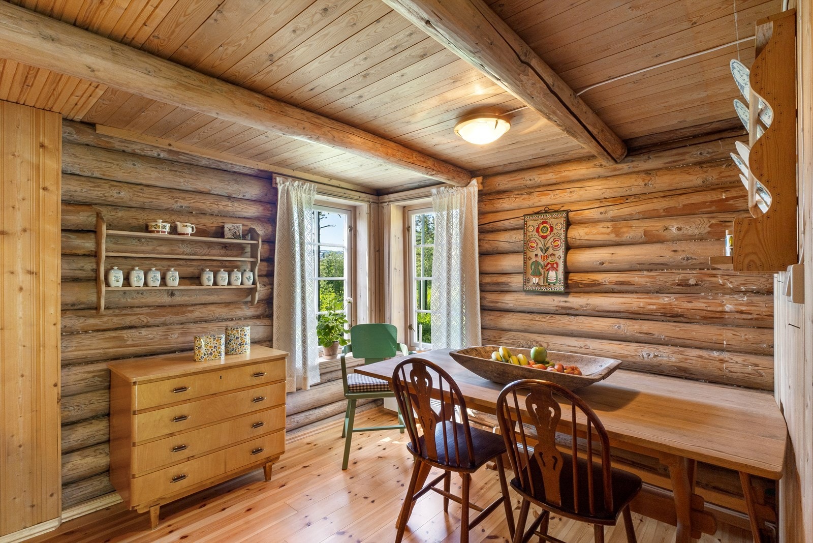 Den store spisegruppen gjør det enkelt å invitere venner og familie til en hyggelig stund. Galleribilde