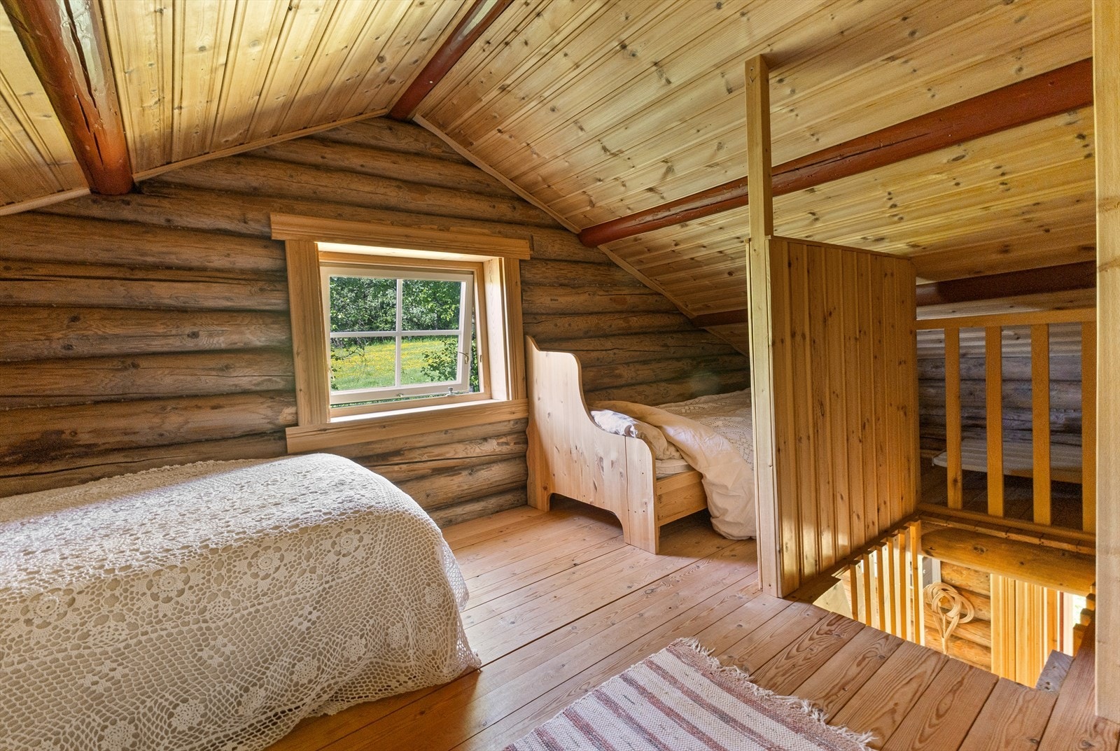 Her er det god plass for overnattingsgjester i senger. Galleribilde