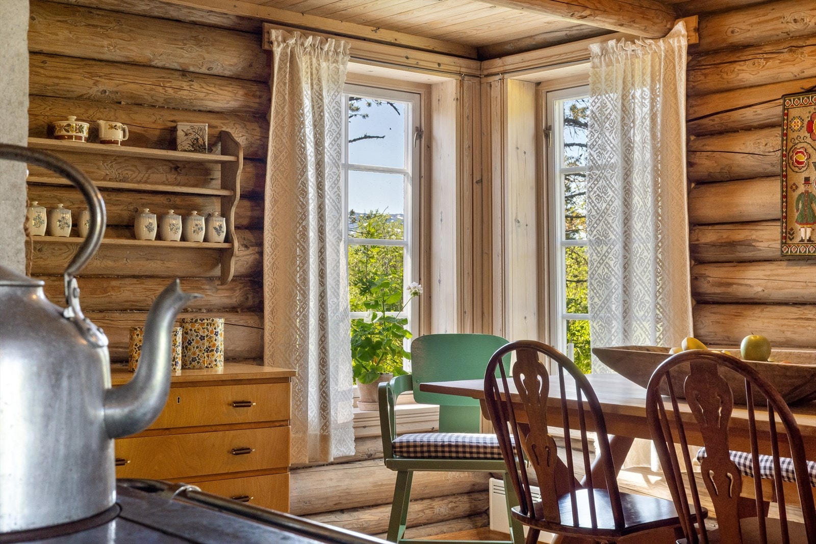 Store vinduer plassert i hjørnet av spiseplass. Galleribilde