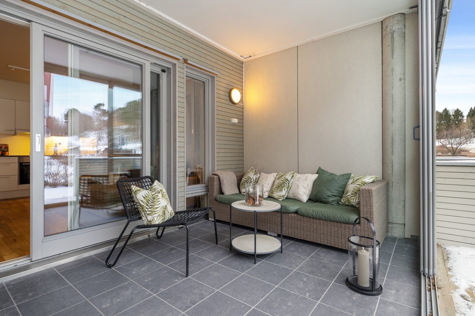 Vestvendt terrasse. Galleribilde