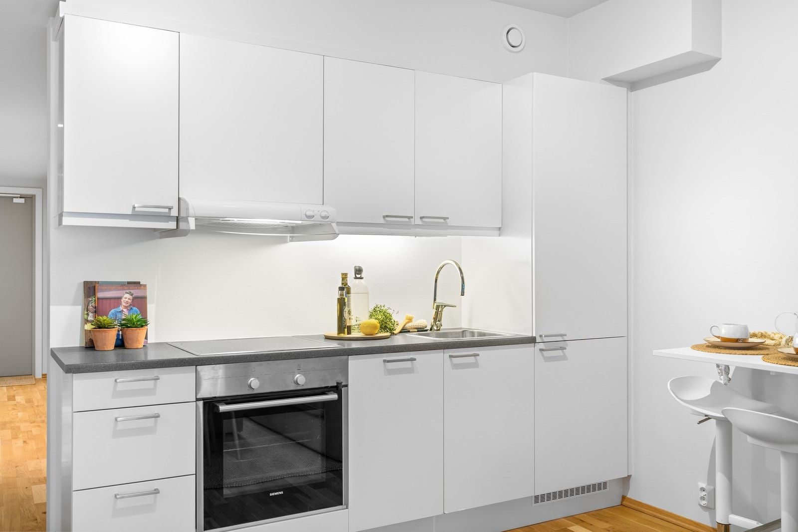 Integrert platetopp, stekeovn, oppvaskmaskin, kjøl- og fryseskap. Galleribilde