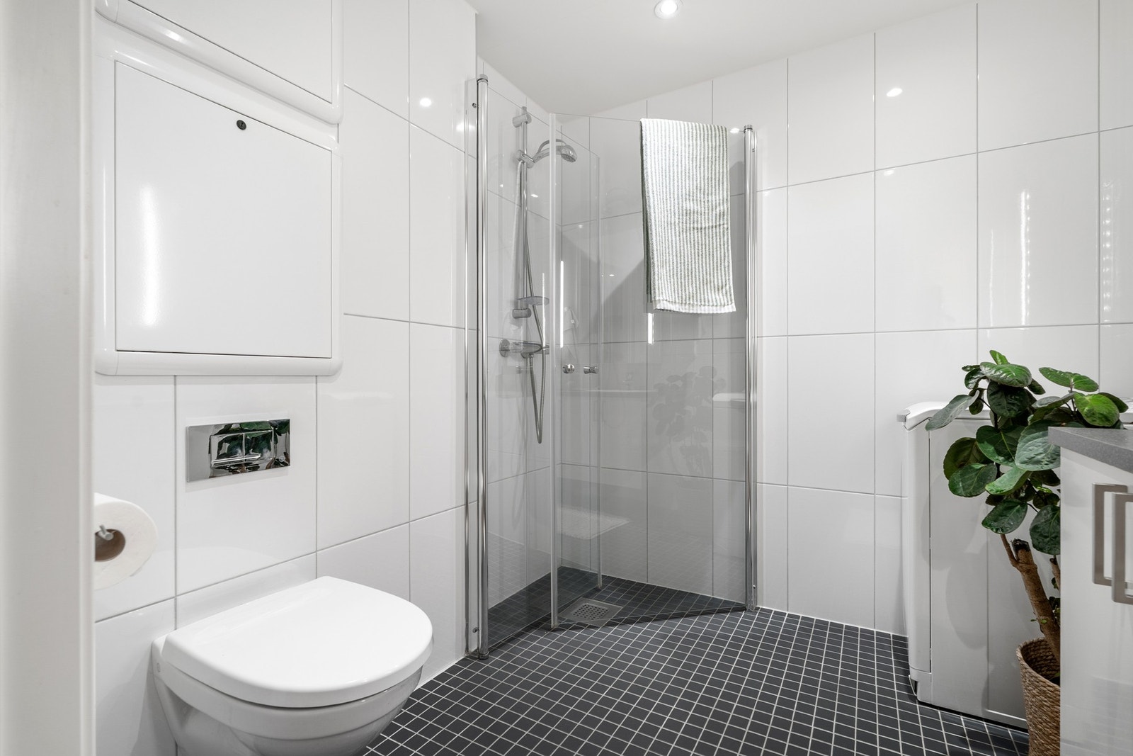 Elektrisk gulvvarme og downlights i tak. Galleribilde