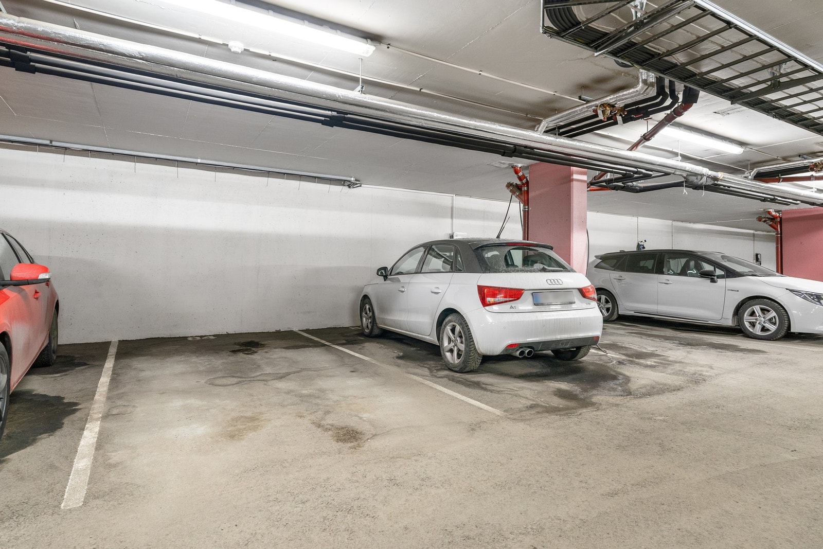 Det medfølger fast parkeringsplass i felles parkeringskjeller. I tillegg medfølger bod i kjeller. Galleribilde