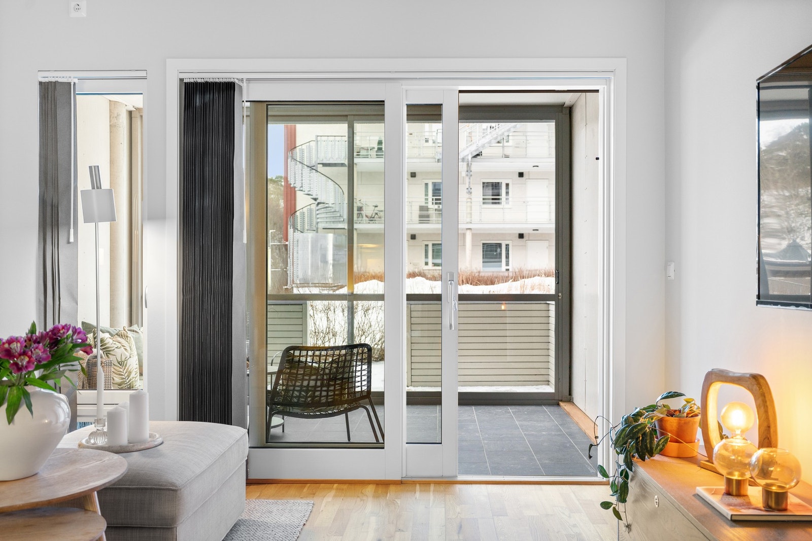 Fra stuen er det utgang til en herlig innglasset terrasse. Galleribilde