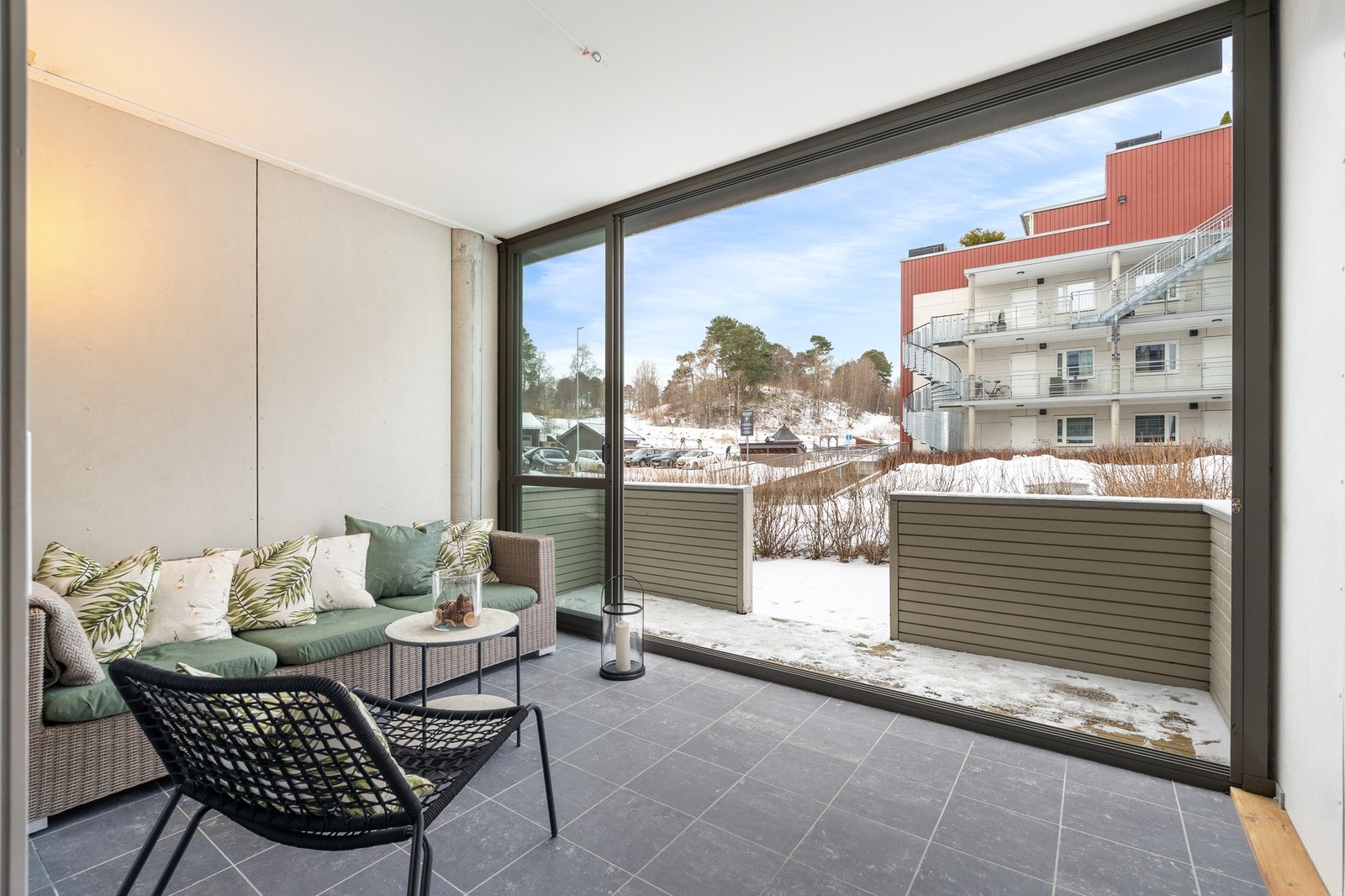 Forlengelse av innglasset terrasse samt egen hageflekk. Galleribilde