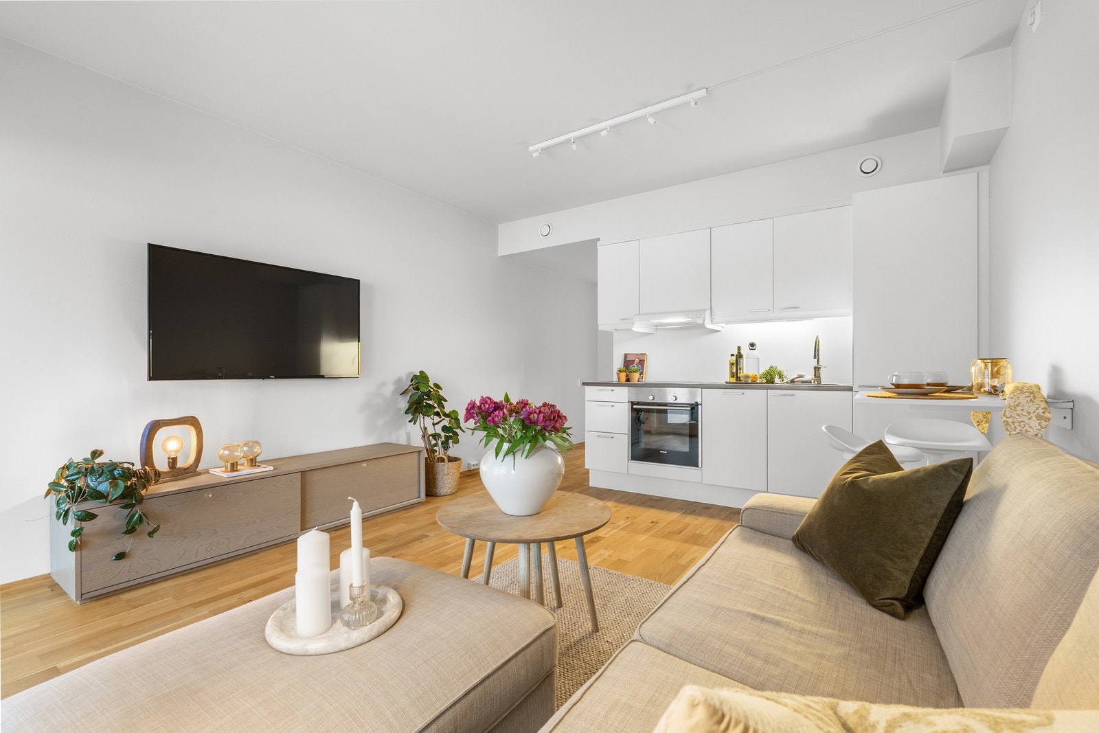 Leiligheten er malt i 2026 i tidsriktige farger som skaper et lunt inntrykk. Galleribilde