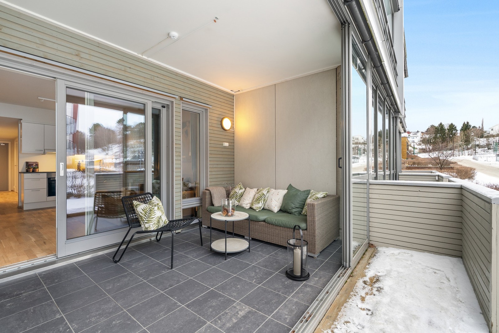 Romslig terrasse med god plass til ønsket utemøblement. Galleribilde