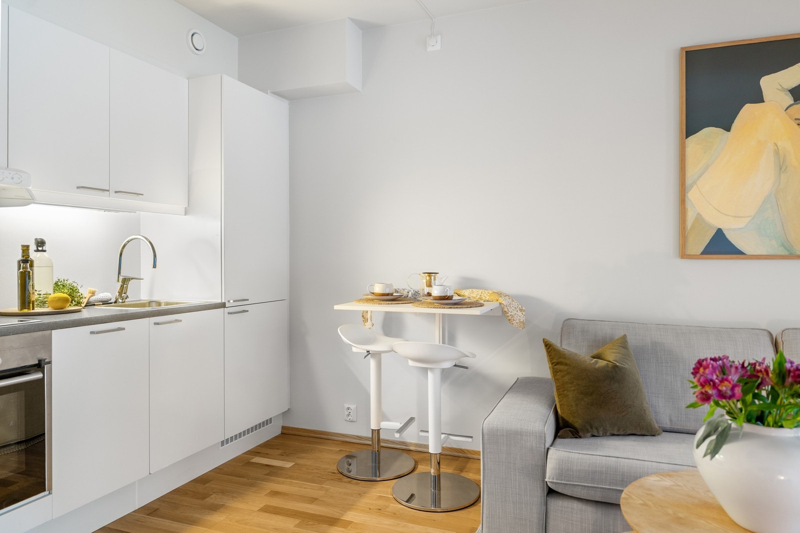 Plass til et spisebord og sofagruppe i den åpne stue-/kjøkkenløsningen. Galleribilde