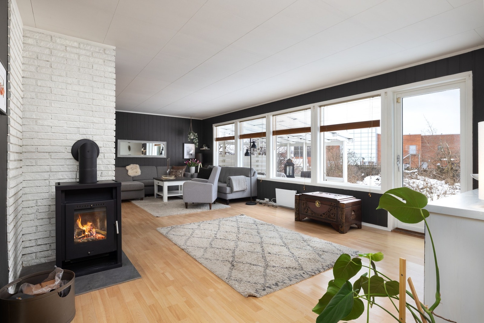 Fra stuen er det utgang til veranda og videre ned til hagen. Galleribilde