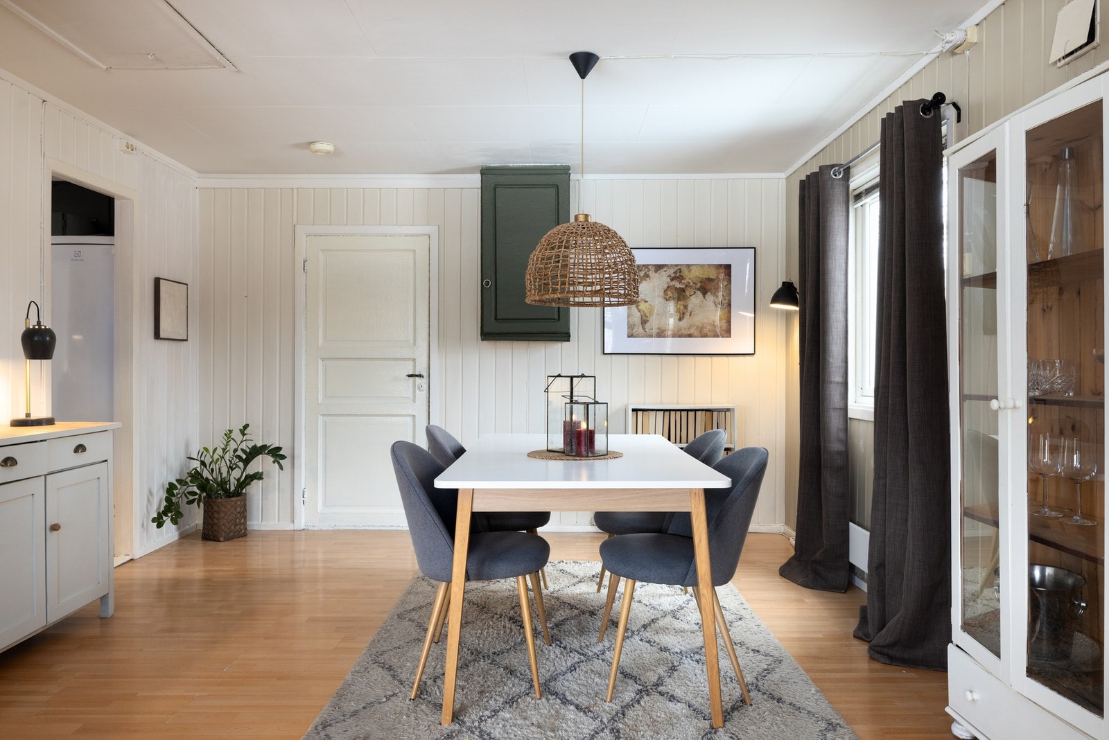 Her er det plass til spisebord, vitrineskap og skjenk. Galleribilde