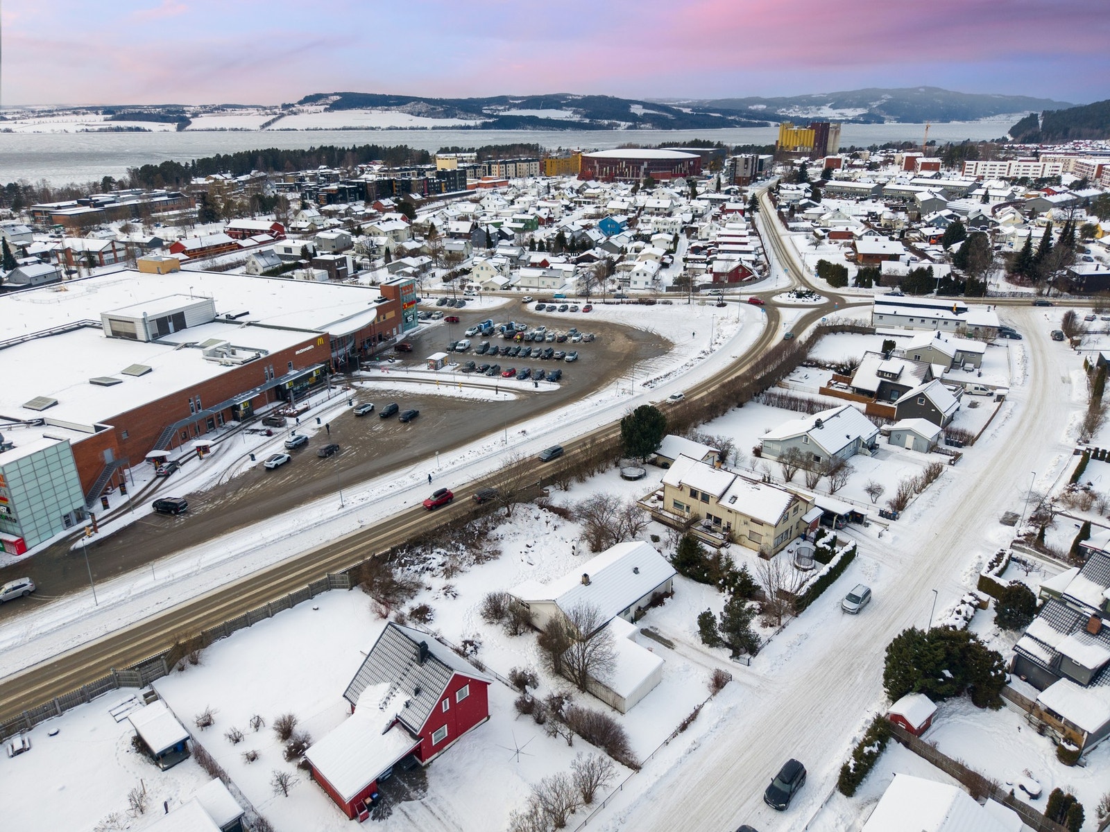 Innen gangavstand finner du Storhamar skole, Maxi kjøpesenter & nydelige friområder ved Koigen og Domkirkeodden. Galleribilde
