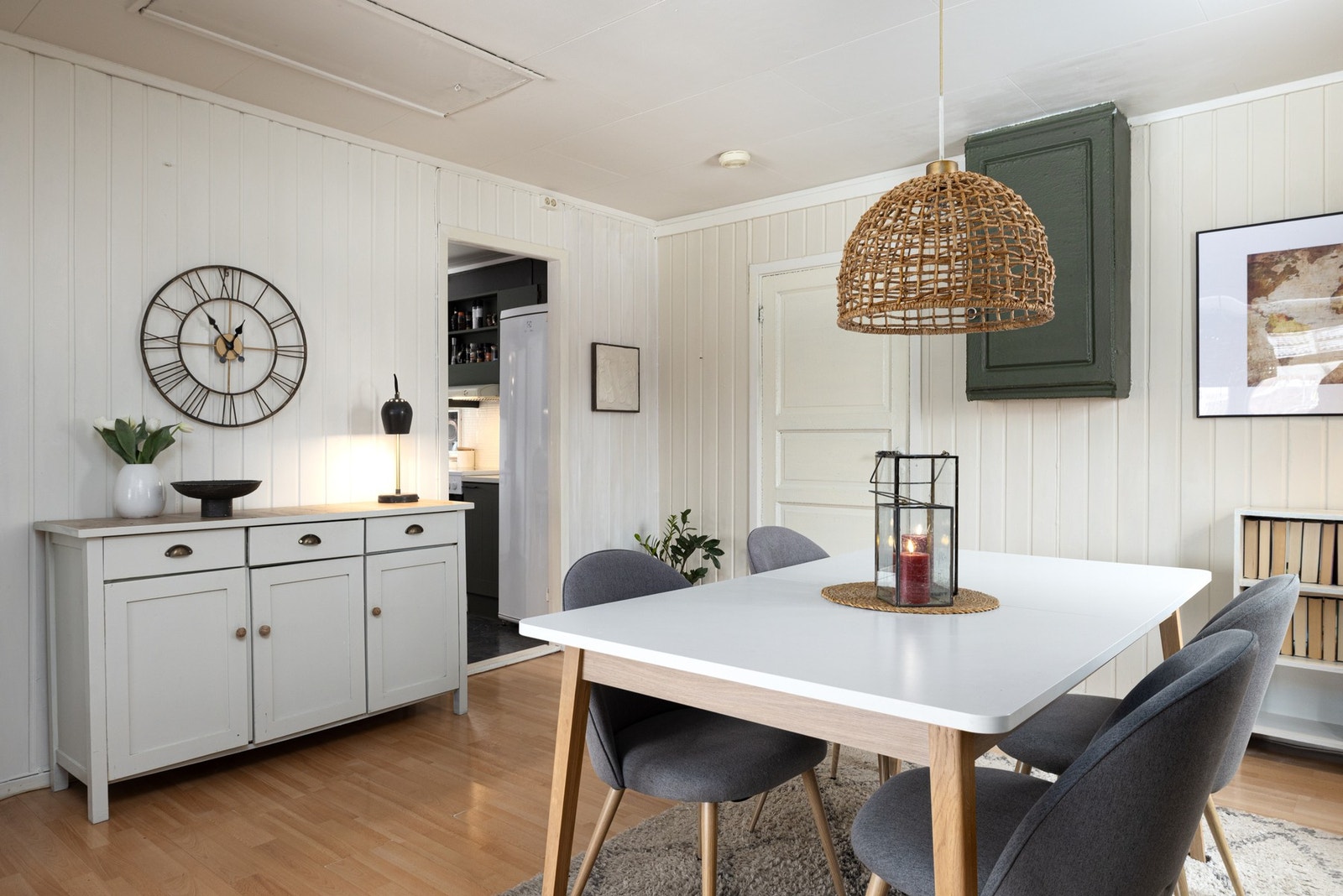 Spisestuen ligger praktisk til med adkomst fra kjøkkenet. Galleribilde