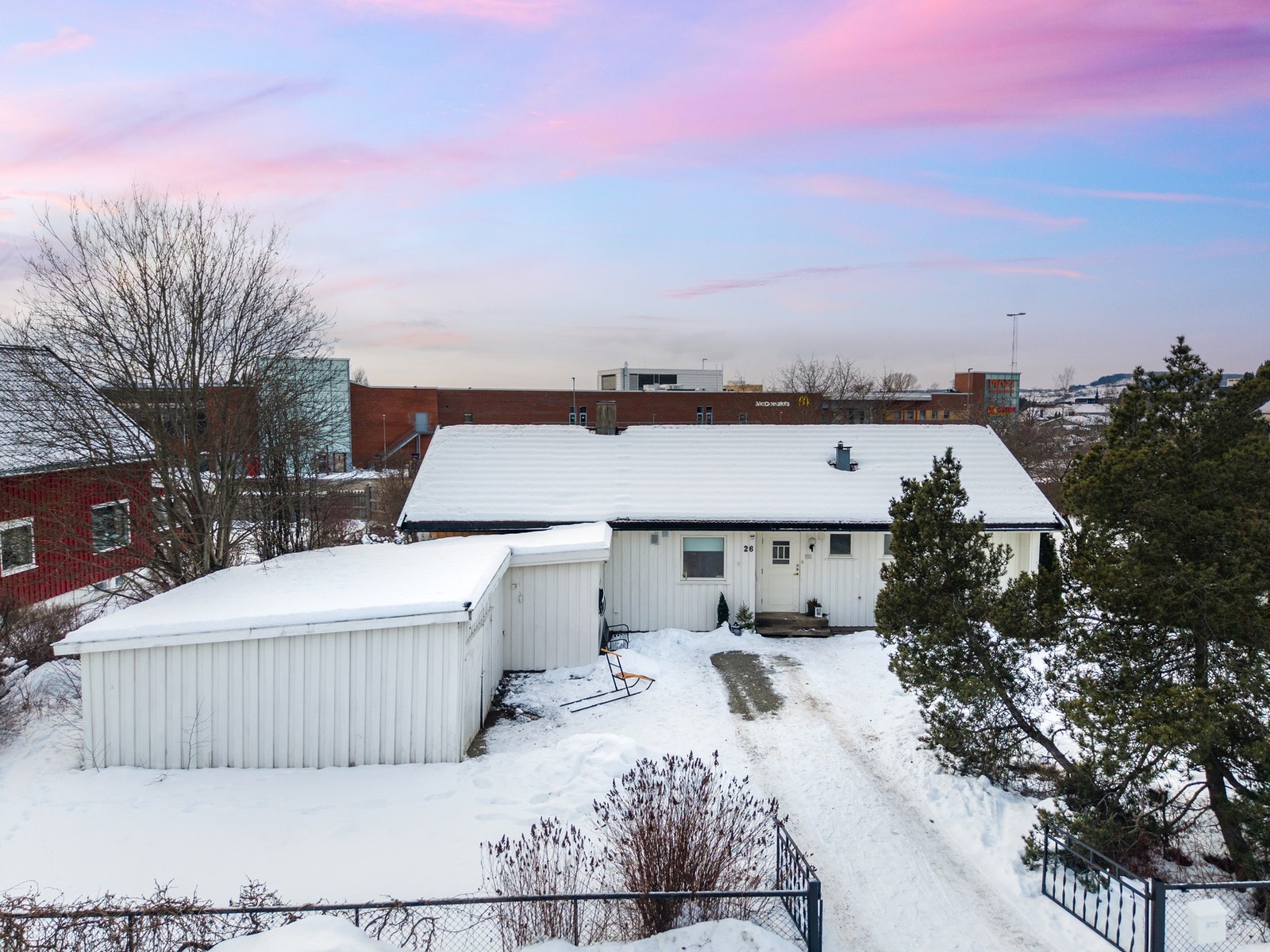 Parkering i garasje eller på tomten. Det er montert elbil lader for Tesla på yttervegg. Galleribilde