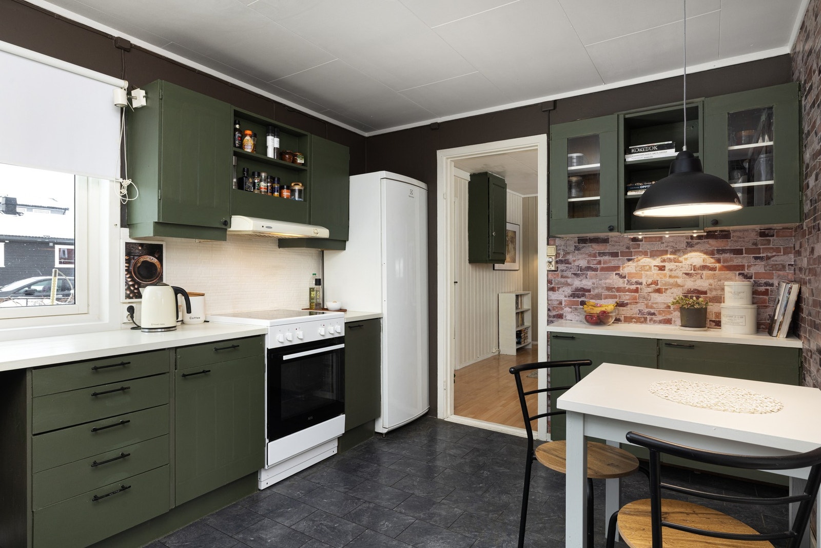 Det er også plass til et lite spisebord. Galleribilde