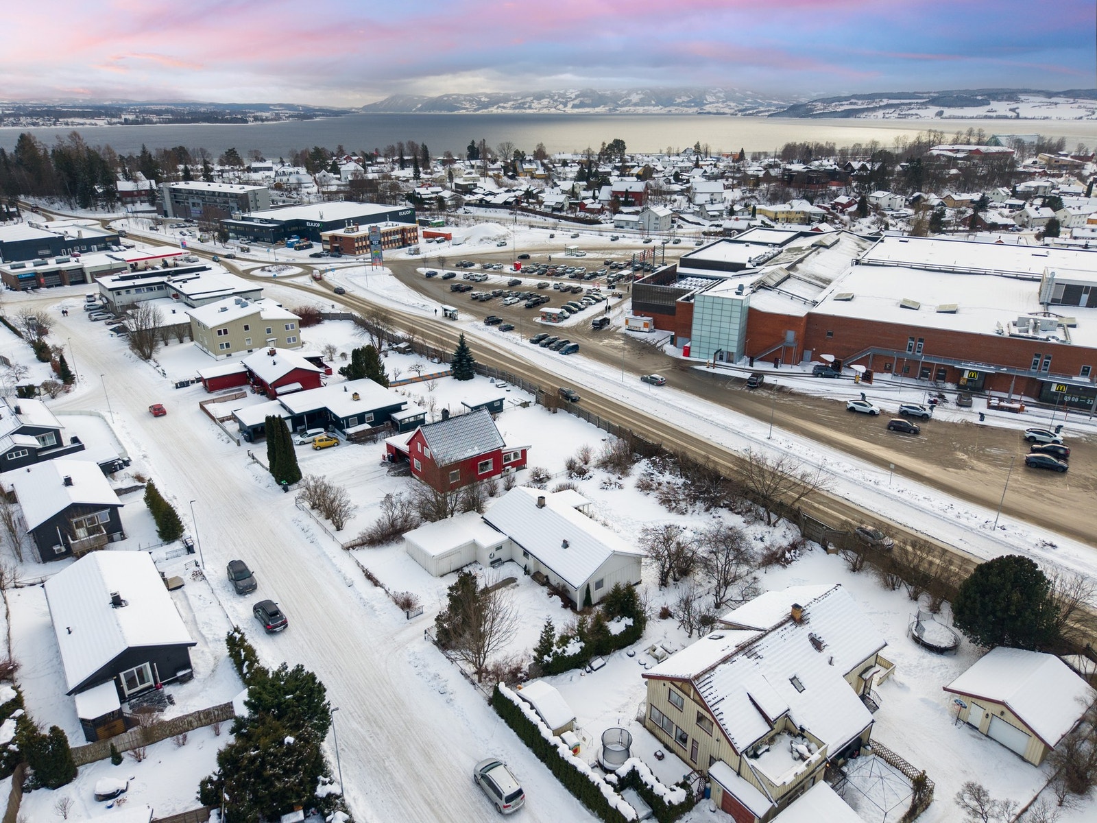 En liten spasértur unna ligger vakre Mjøsa med fine stier som fører deg til Hamar sentrum og til Furuberget. Galleribilde
