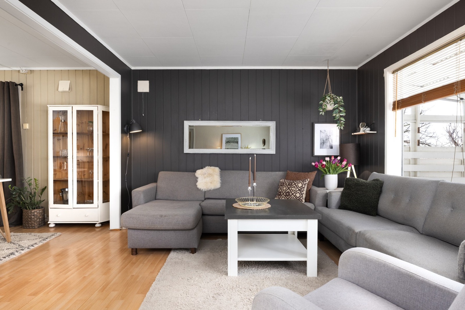 Som en forlengelse av stuen kommer du inn i spisestuen. Galleribilde